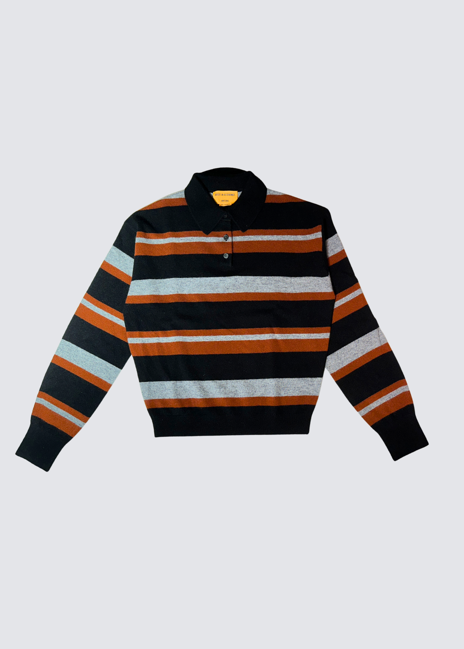 Guest in Residence gestreifter Kaschmir Pullover in schwarz, rot, grau mi schwarzem Hemdkragen. Flat Shot.