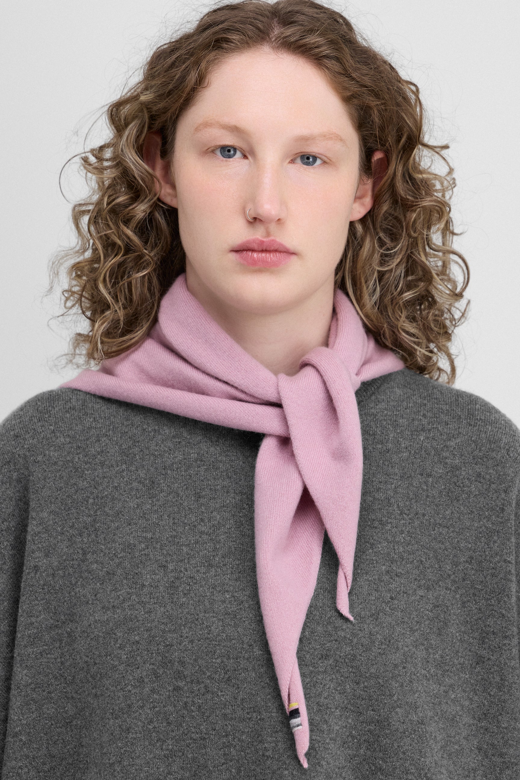 Extreme Cashmere Bandana in Rosa aus Kaschmir - Frontansicht am Model