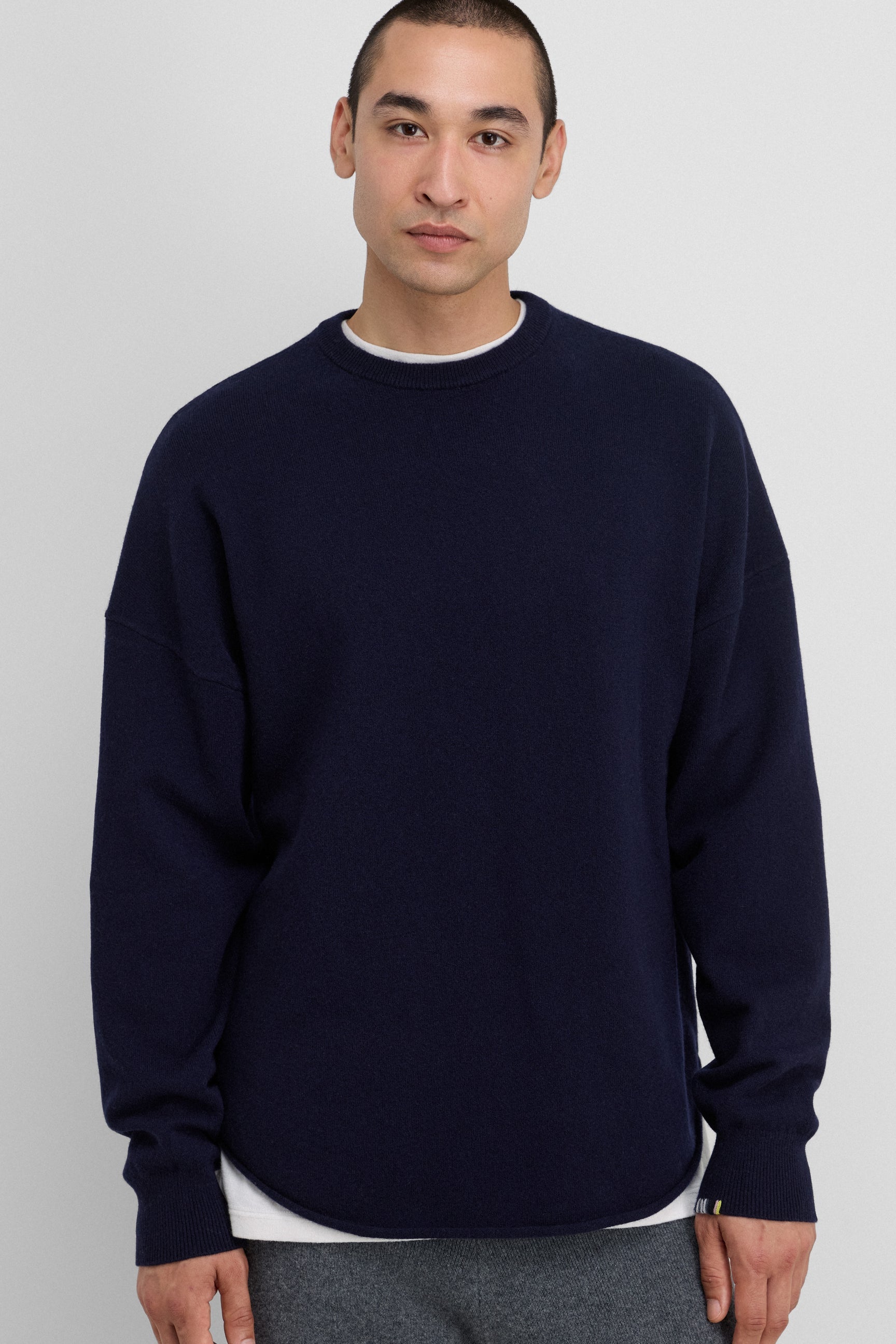 Extreme Cashmere Crew Hop Pullover in Blau aus Kaschmir - Frontansicht am Model