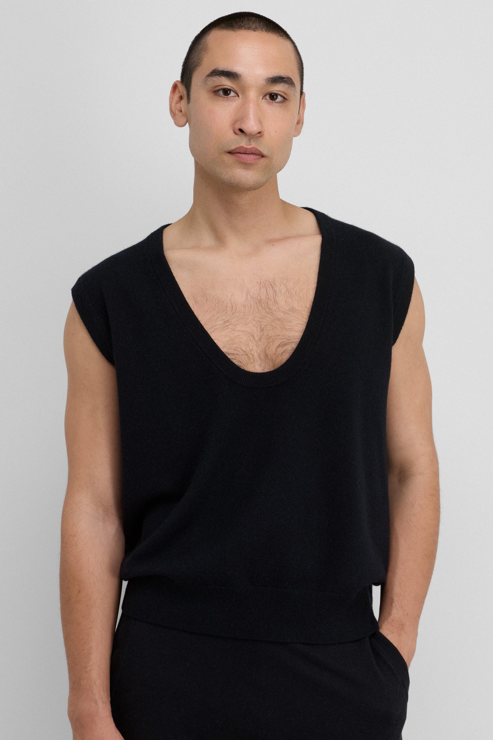 Extreme Cashmere Lord Pullunder in Schwarz aus Kaschmir - Frontansicht am Model