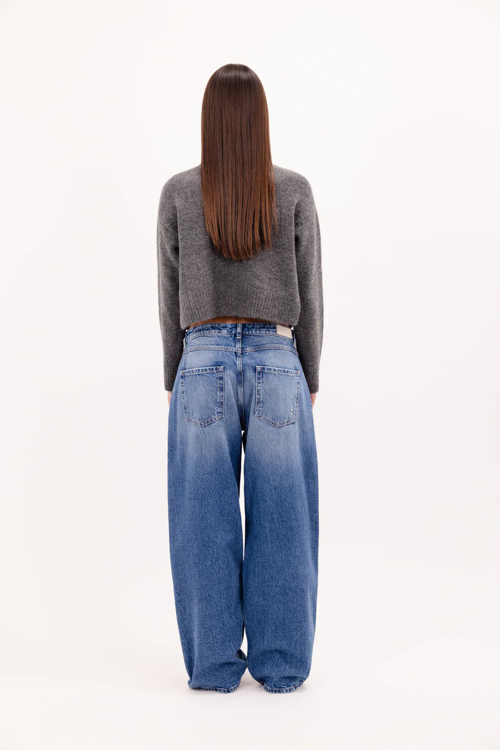 icon denim blaue jeans aus baumwolle - modelfoto von hinten 