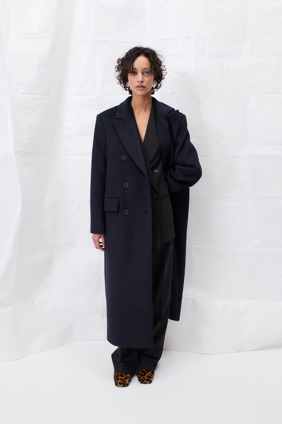 LALA BERLIN schwarzer Mantel aus Wollgemisch - Modelfoto 