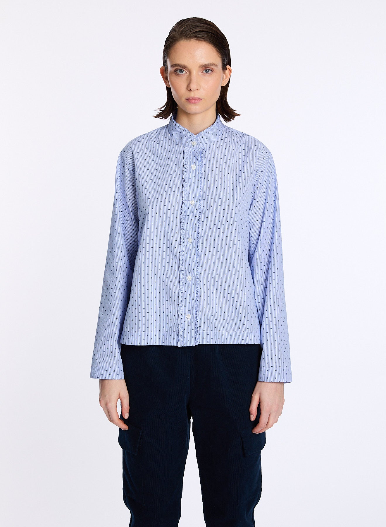 Lis Lareida blaue Bluse aus Baumwolle - Modelfoto von vorn