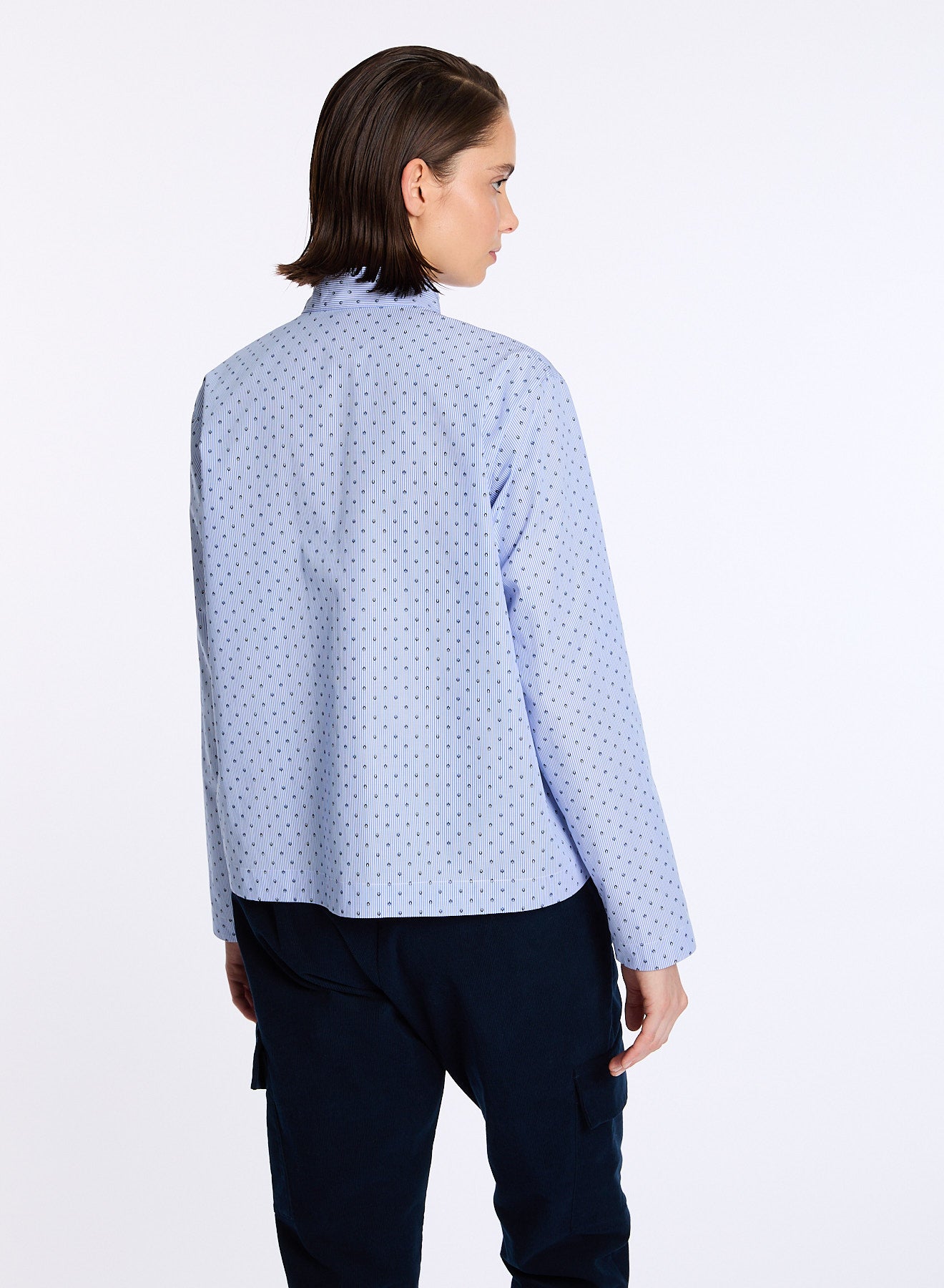 Lis Lareida blaue Bluse aus Baumwolle - Modelfoto von hinten