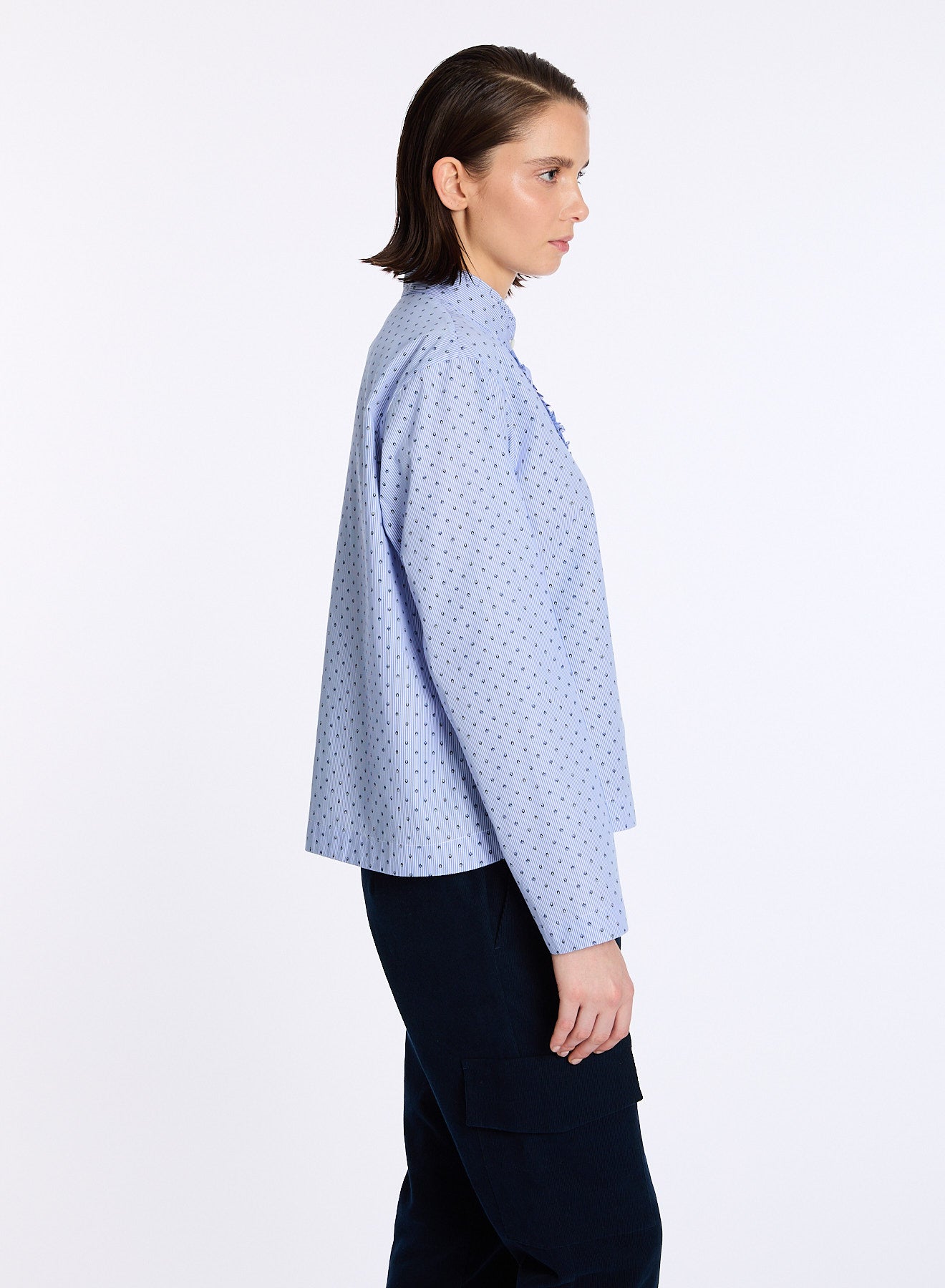 Lis Lareida blaue Bluse aus Baumwolle - Modelfoto von der Seite