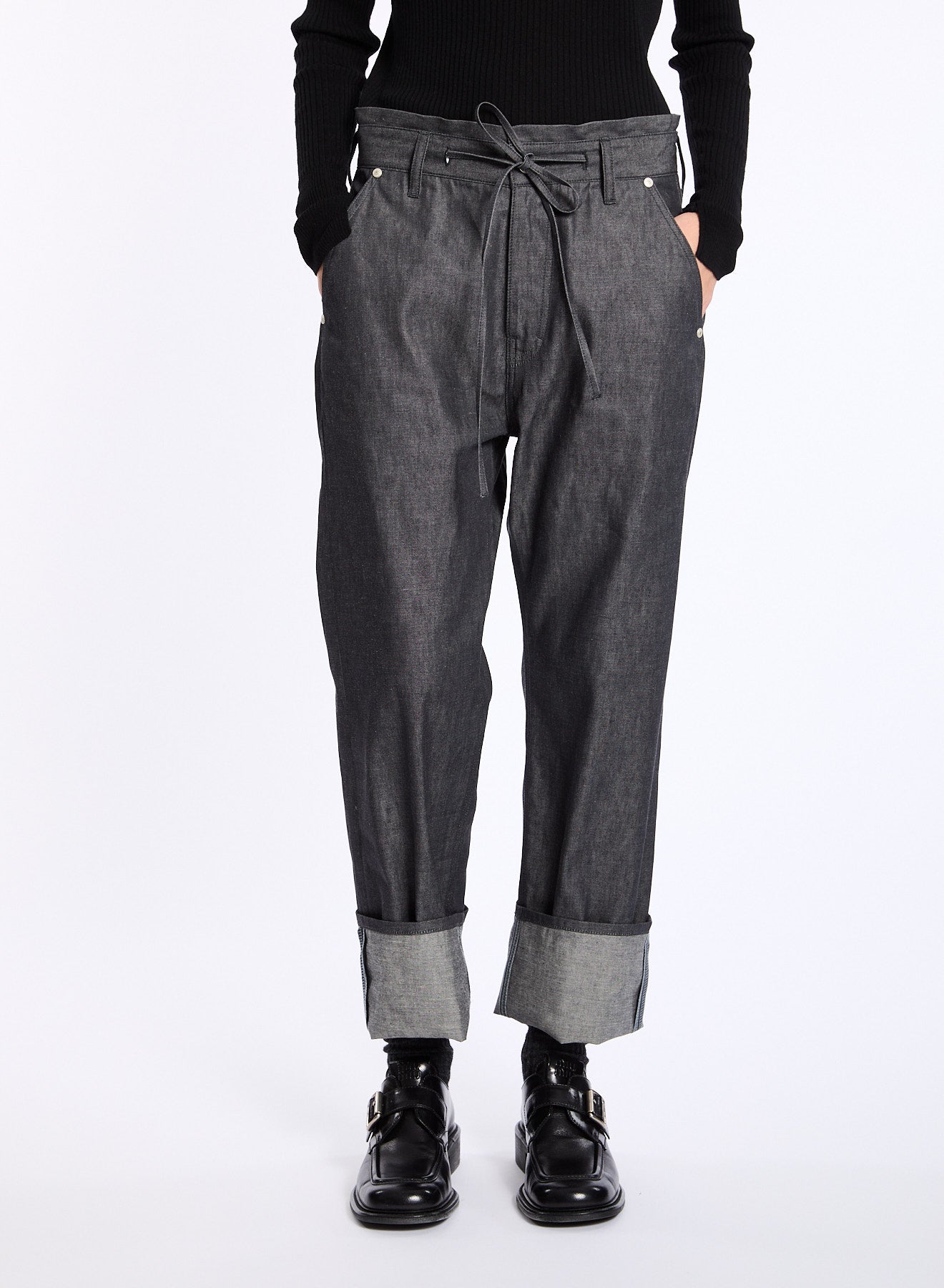 Lis Lareida graue Jeans aus Baumwolle - Modelfoto von vorn