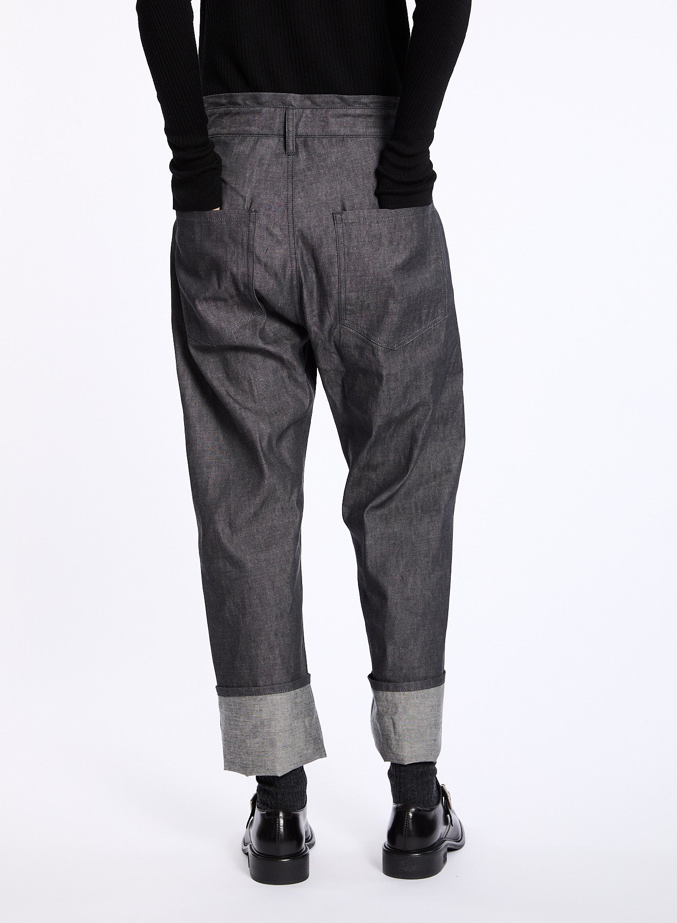 Lis Lareida graue Jeans aus Baumwolle - Modelfoto von hinten