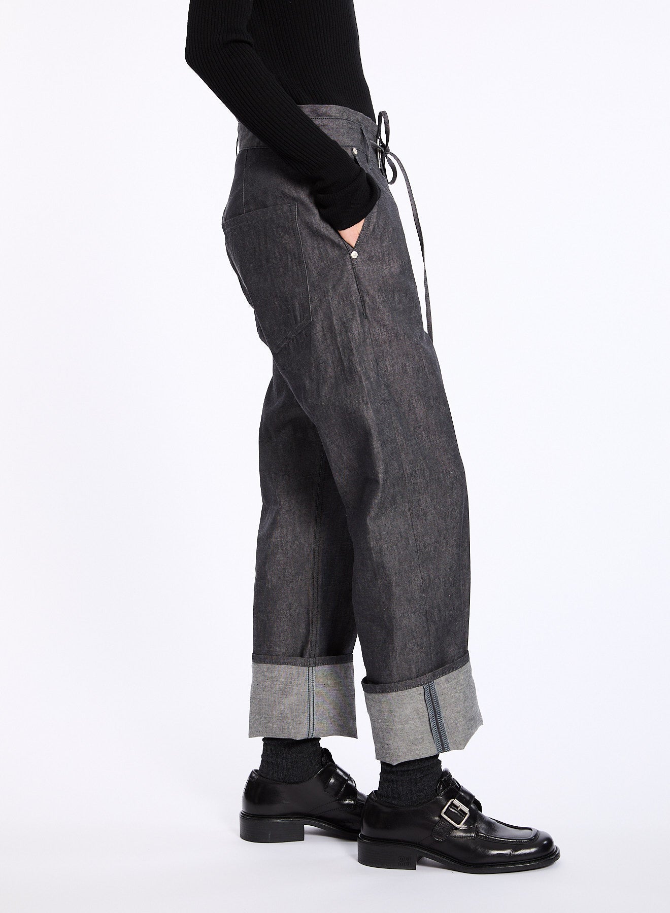 Lis Lareida graue Jeans aus Baumwolle - Modelfoto von der Seite