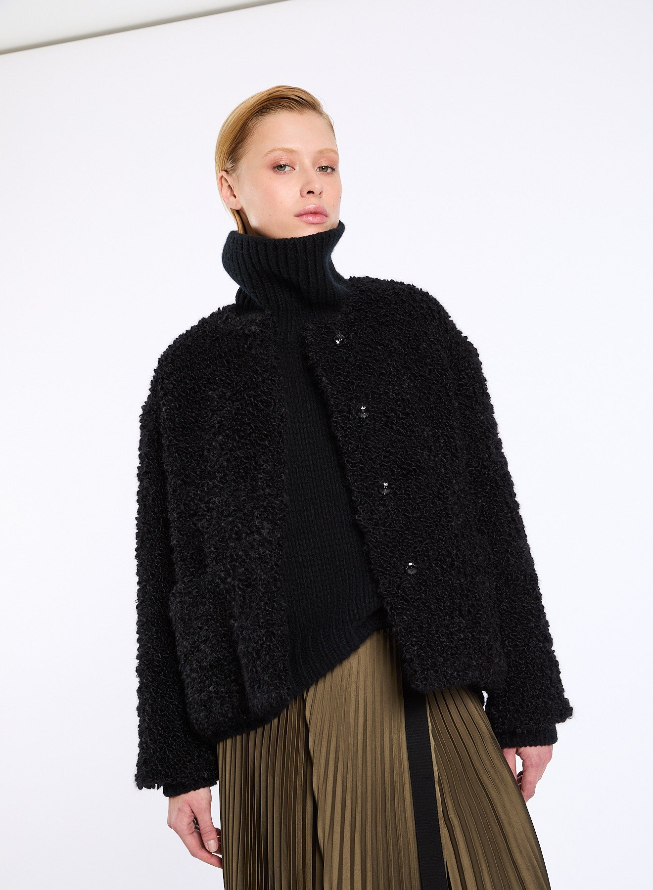 Lis Lareida schwarze Jacke aus Wolle - Modelfoto von vorn