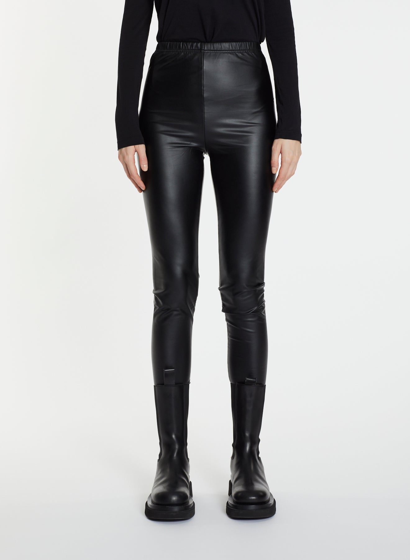 Lis Lareida schwarze Leggings aus Kunstleder - Modelfoto von vorn
