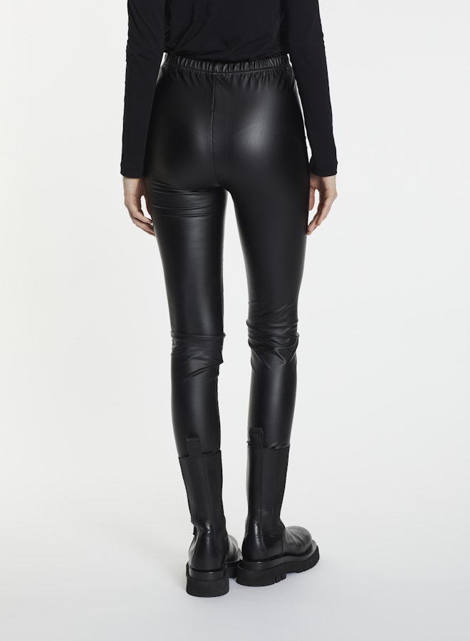 Lis Lareida schwarze Leggings aus Kunstleder - Modelfoto von hinten