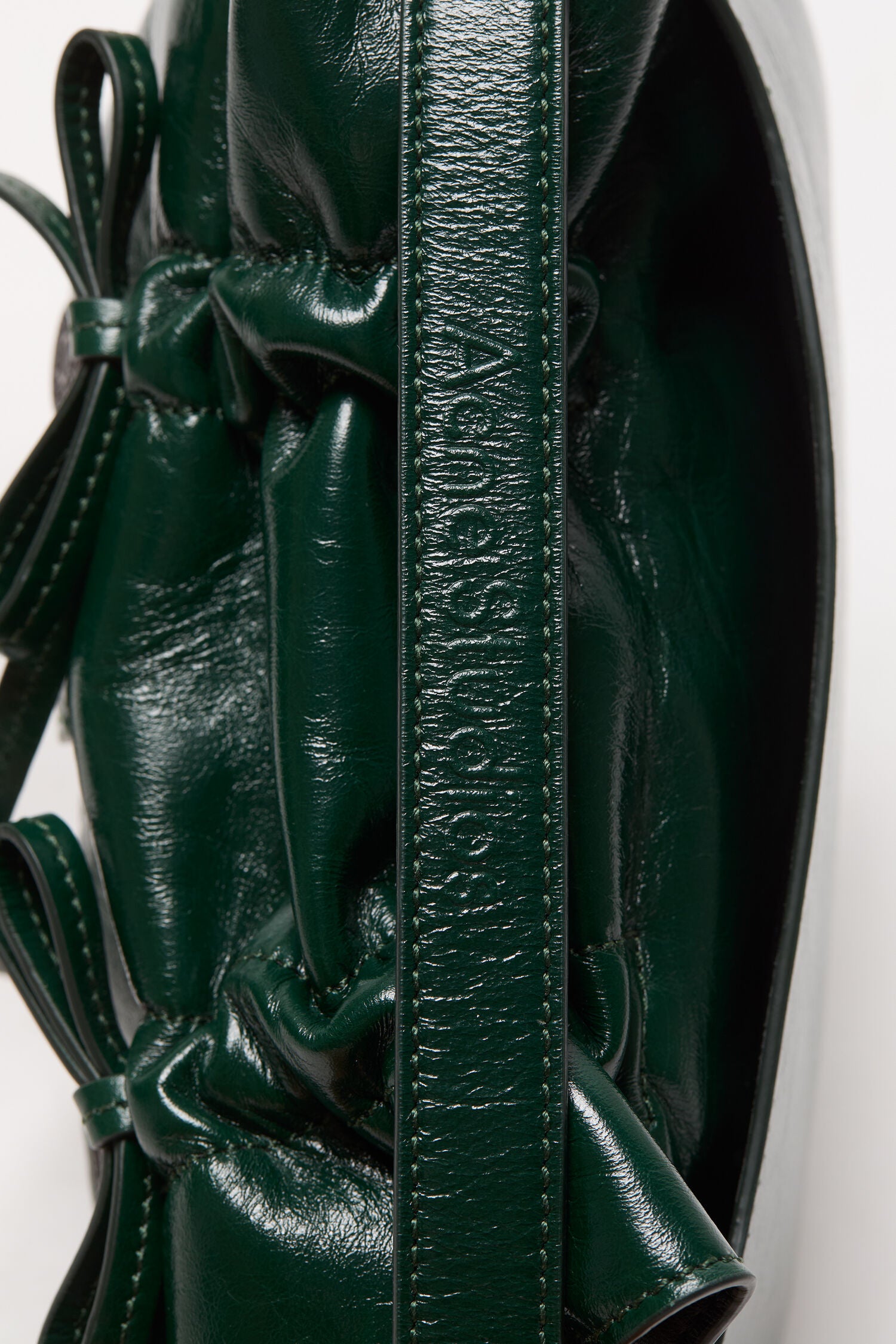 Dunkel Grüne Leder Tasche, mit Schleifen. Multipocket. Detail Shot Henkel.