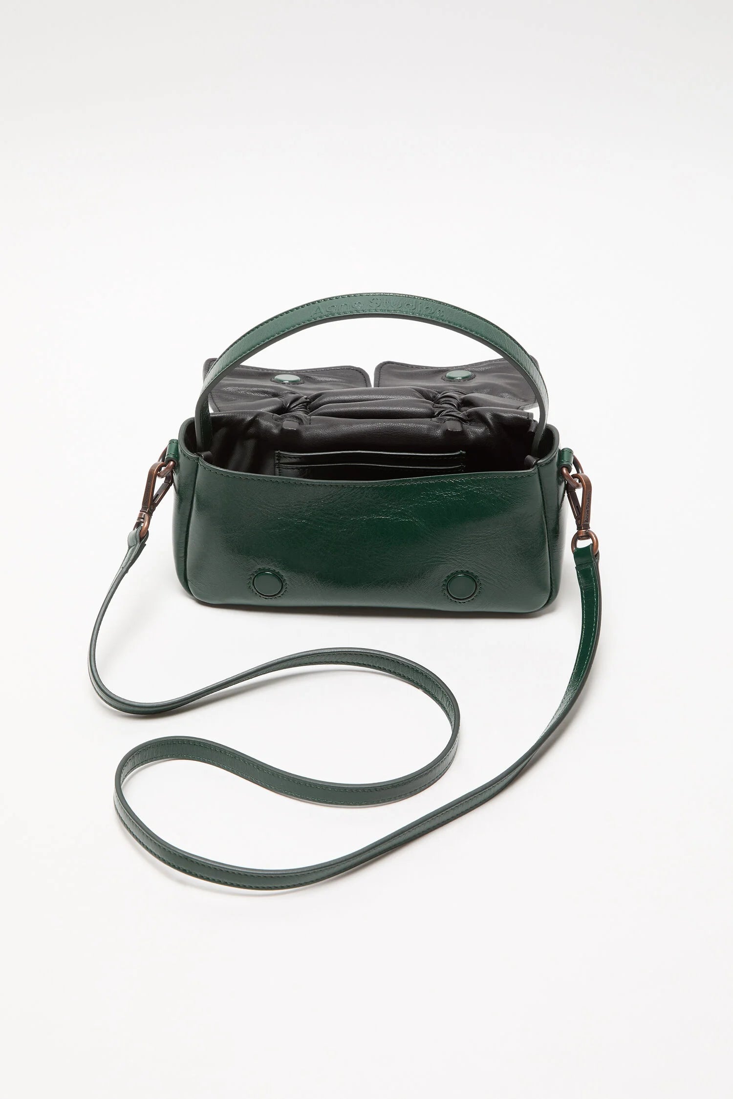 Dunkel Grüne Leder Tasche, mit Schleifen. Multipocket. Detail Shot geöffnete Tasche.