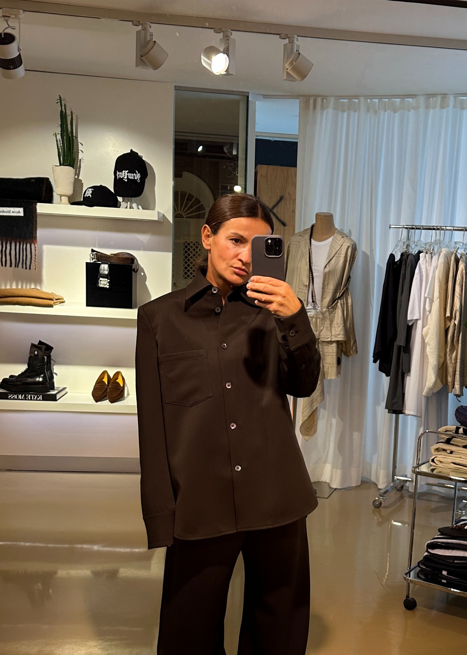 Acne Studios Hemdjacke aus Schurwolle mit leichten Schulterpolstern - Kombination mit passender Hose am Model