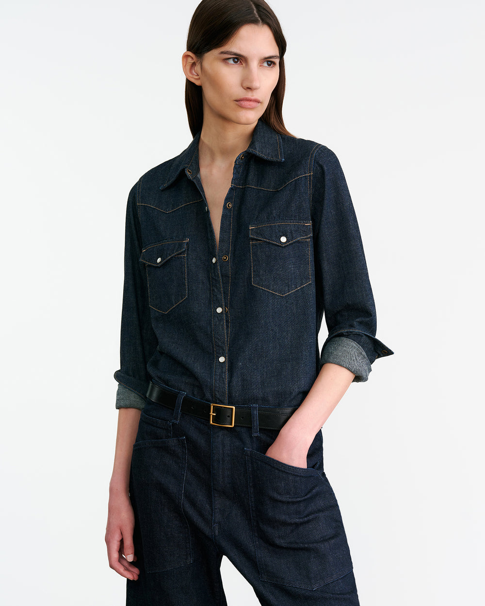 Nili Lotan dunkelblaues Jeanshemd aus Baumwolle - Modelfoto