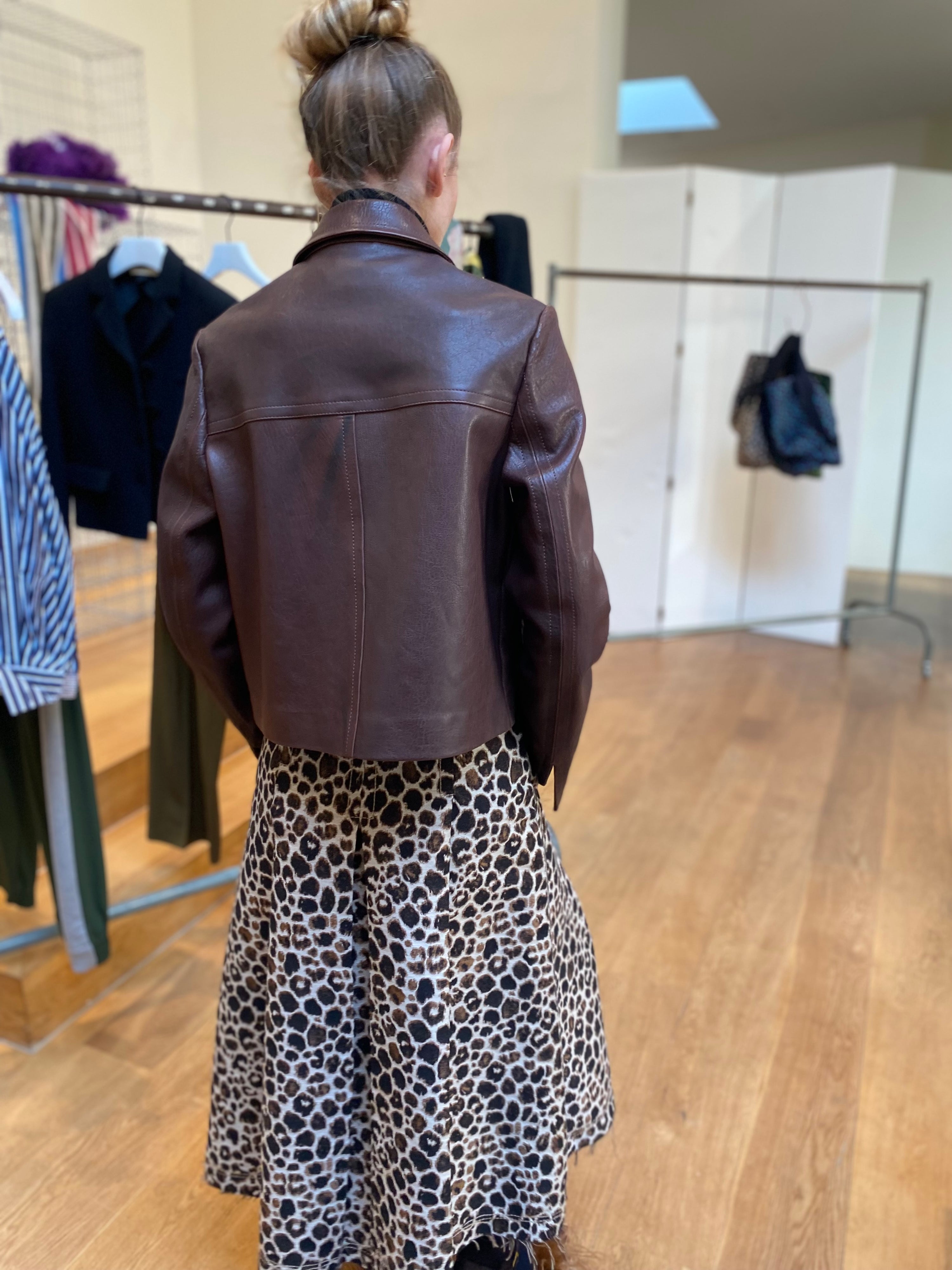 Odeeh Mahogany Lederjacke in braun - am Model-rücken