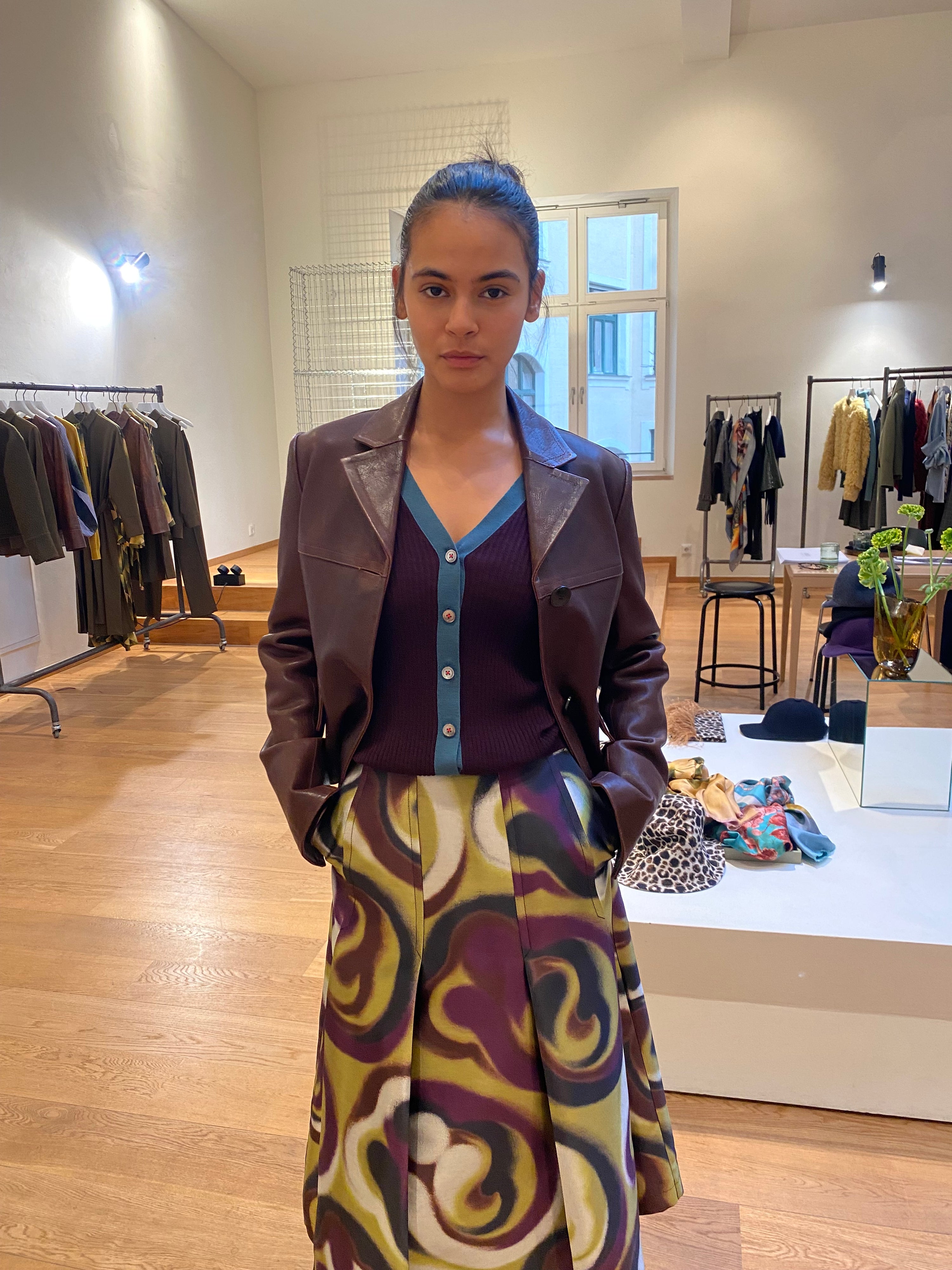 Odeeh Mahogany Lederjacke in braun-Kastiger Schnitt- am Model Frontalansicht