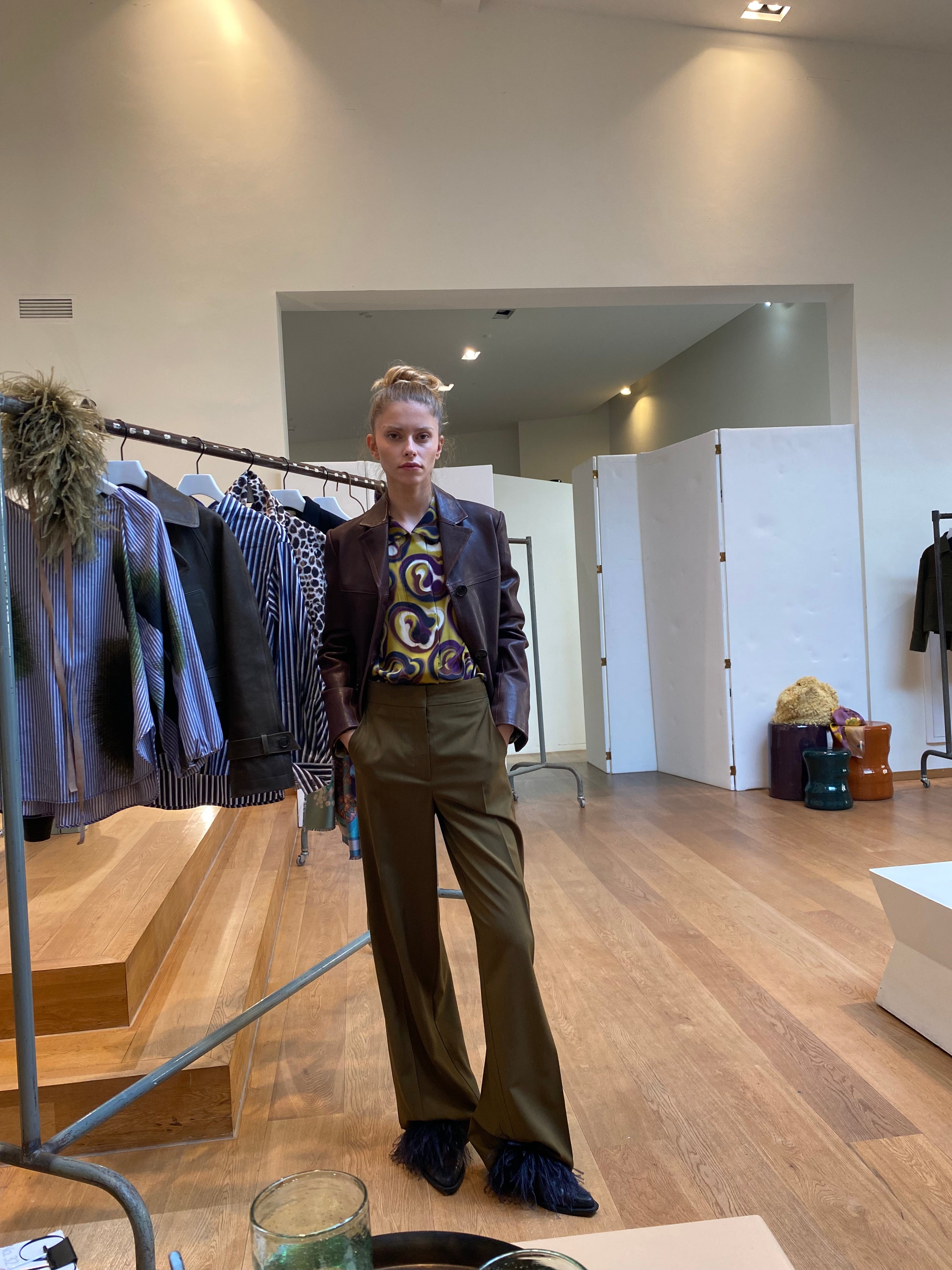 Odeeh Mahogany Lederjacke mit seitlichen Pattentaschen - am Model