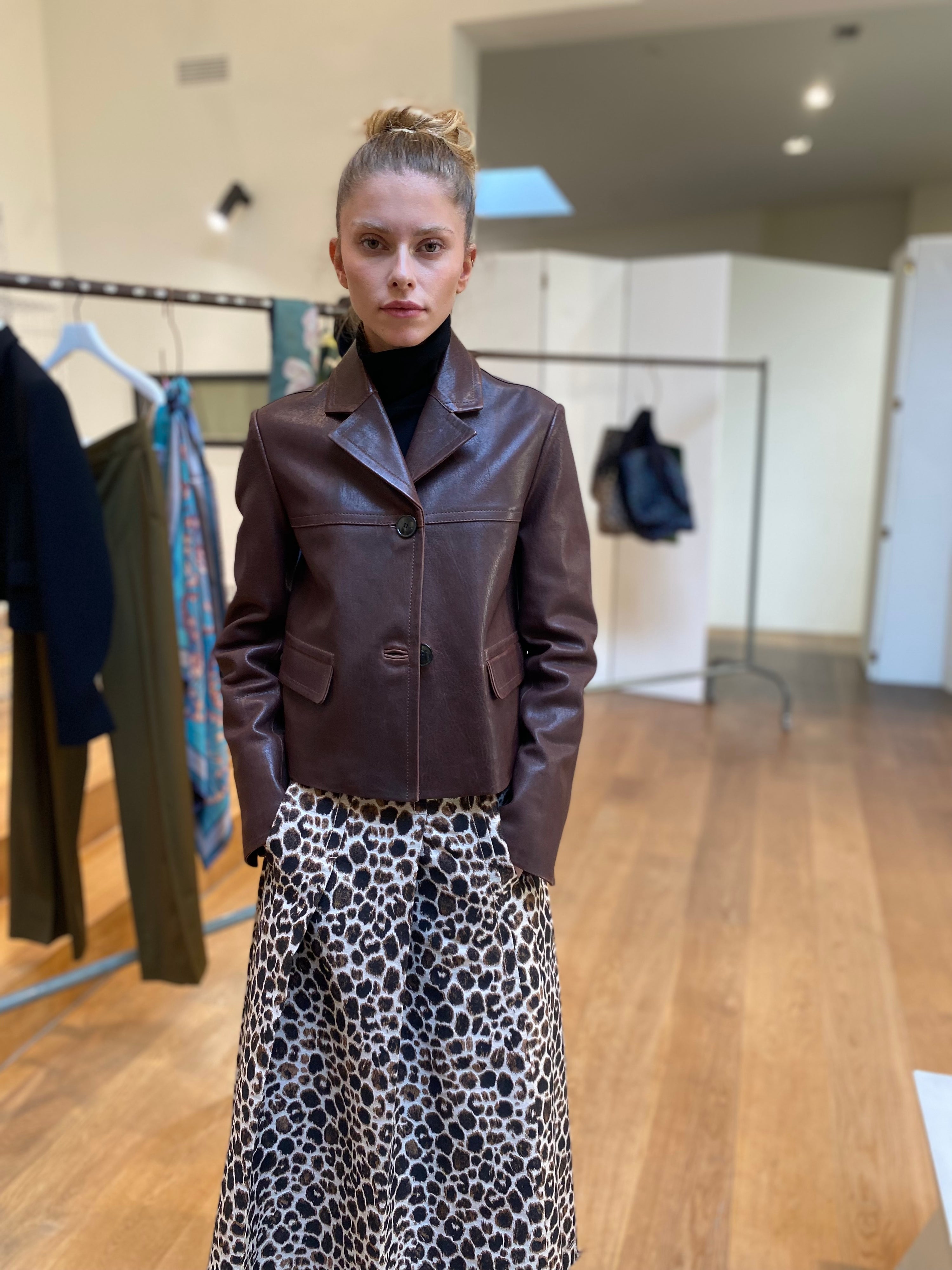 Odeeh Mahogany Lederjacke in braun - am Model Frontalansicht