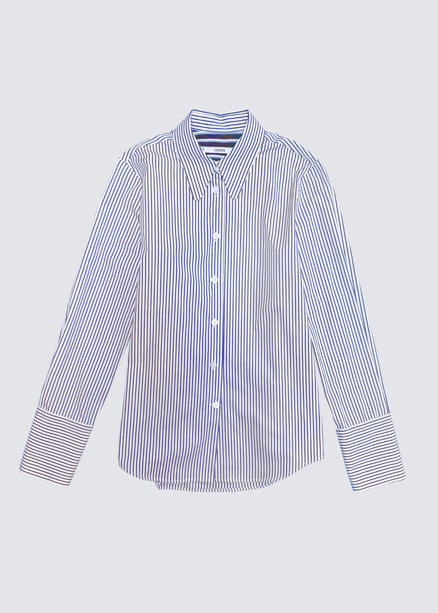 Freisteller von Odeeh Hemd auf grauem Grund