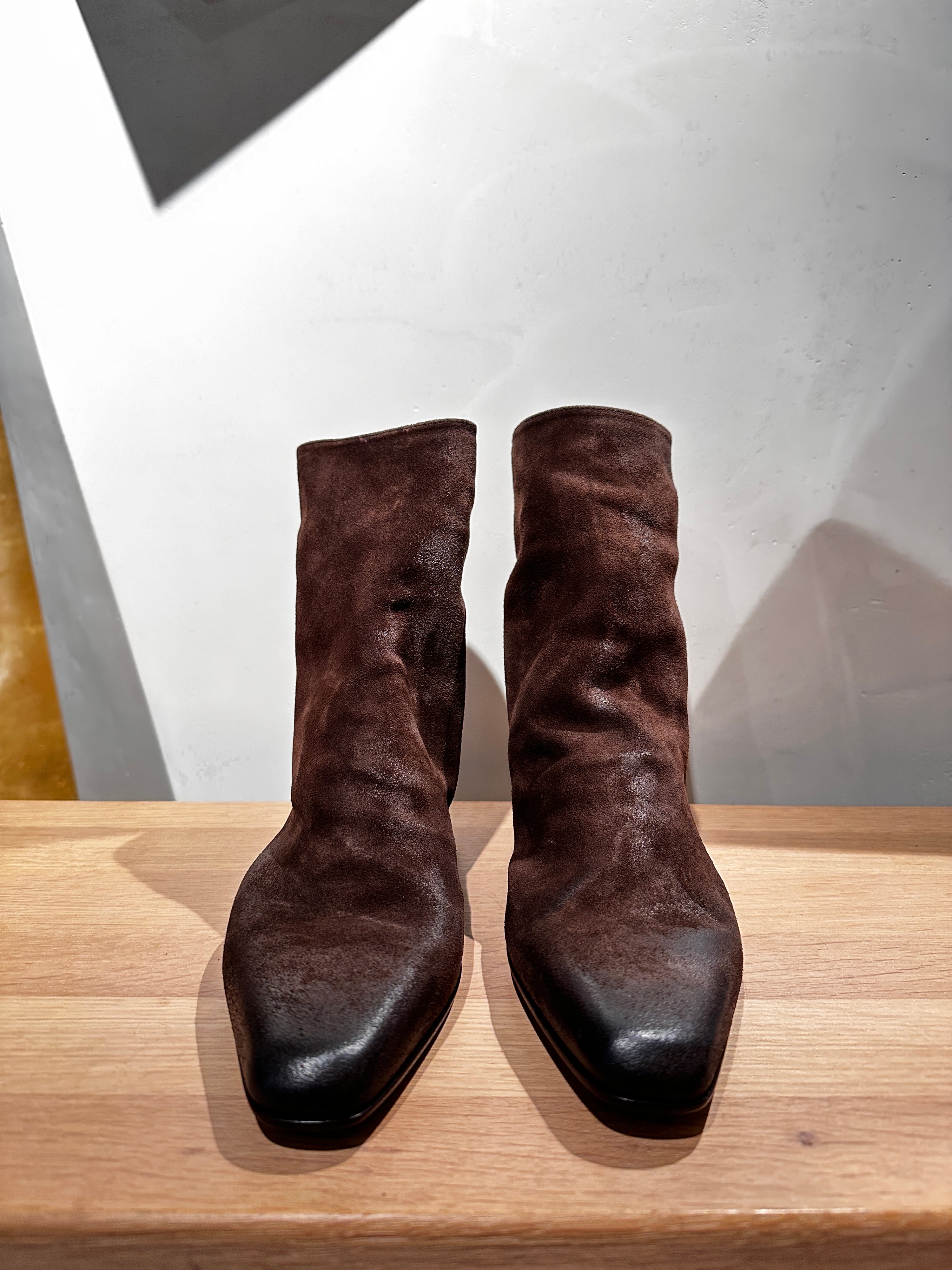 pantanetti dunkelbraune stiefelette aus wildleder - foto von vorn