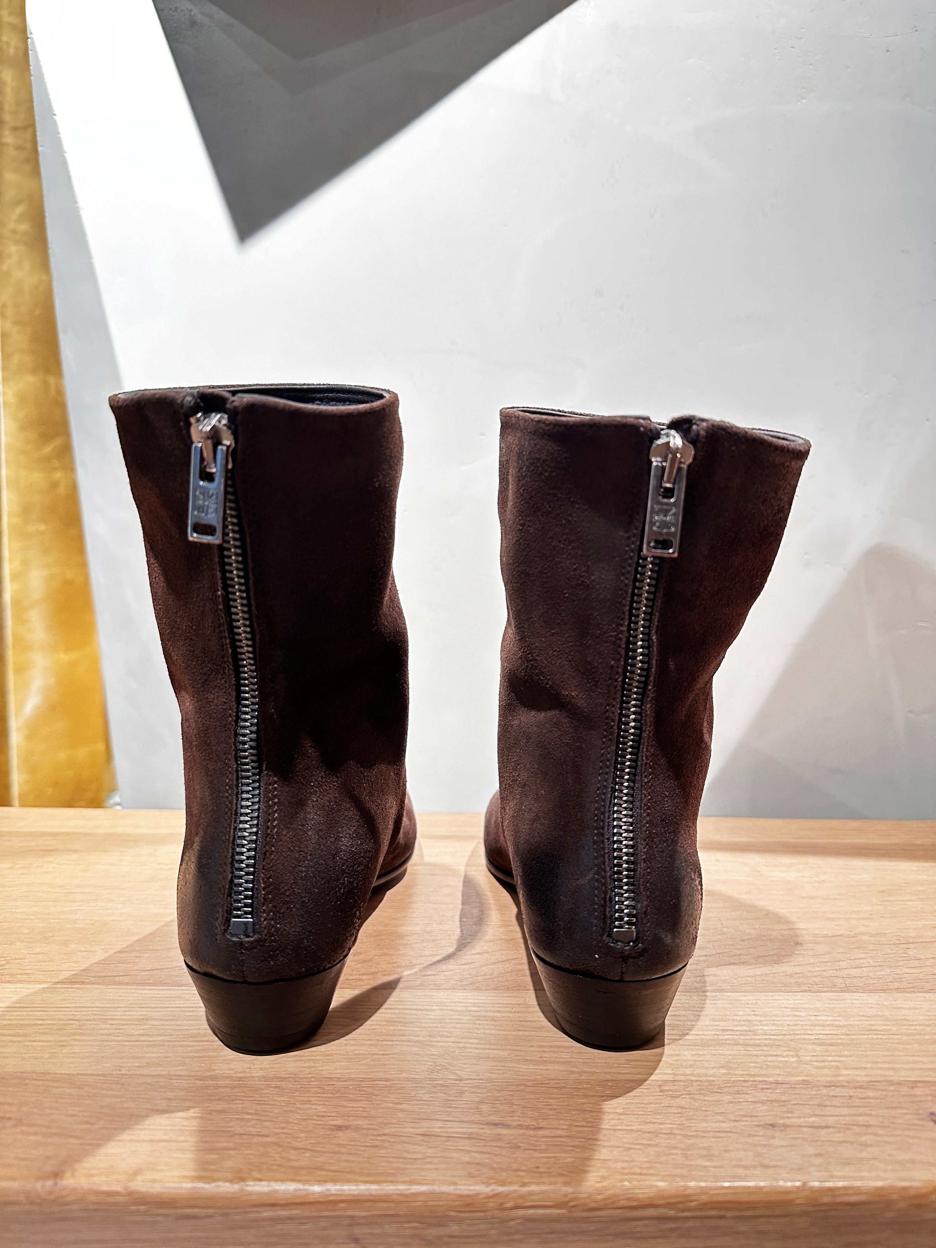 pantanetti dunkelbraune stiefelette aus wildleder - foto von hinten