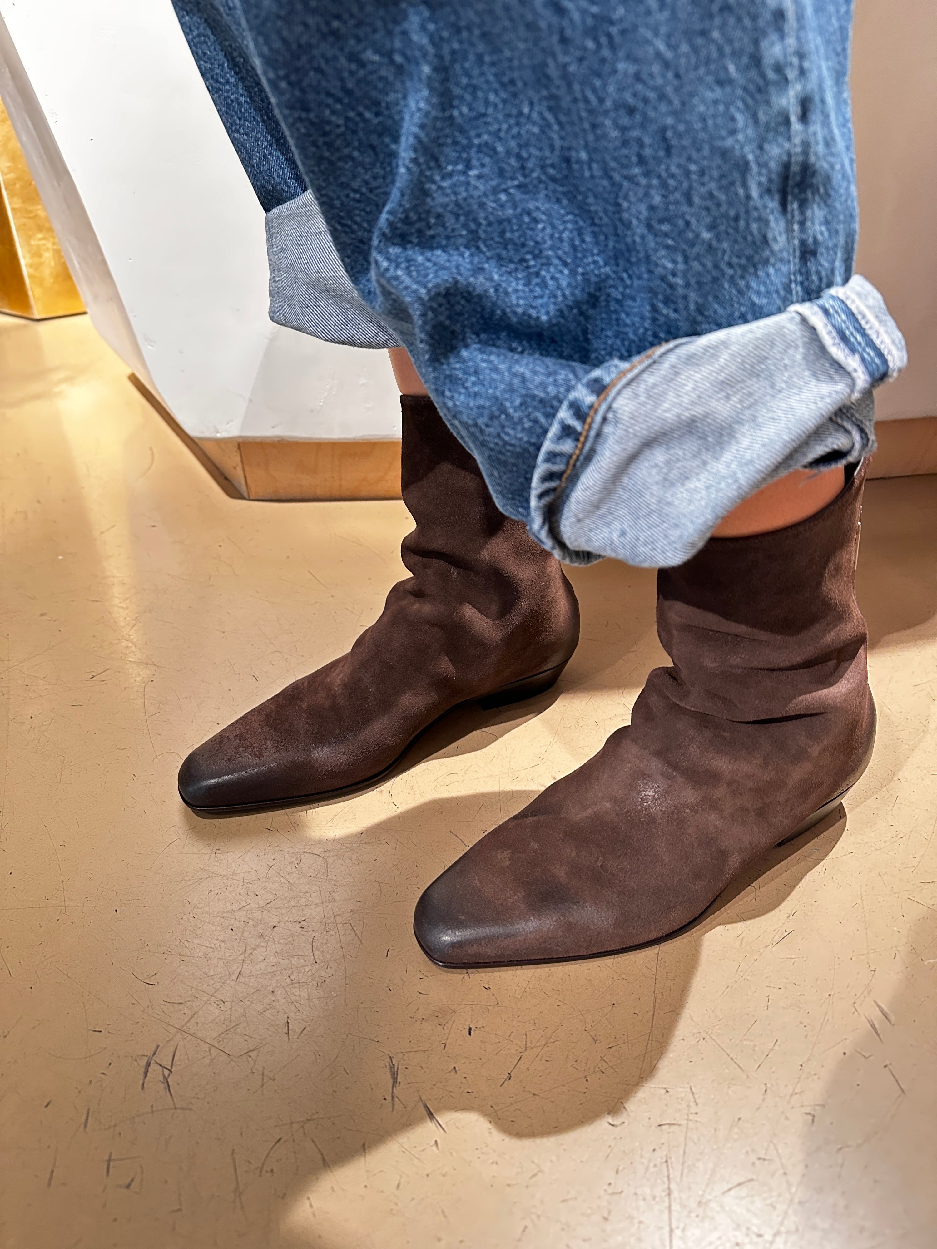 pantanetti dunkelbraune stiefelette aus wildleder - modelfoto von oben 