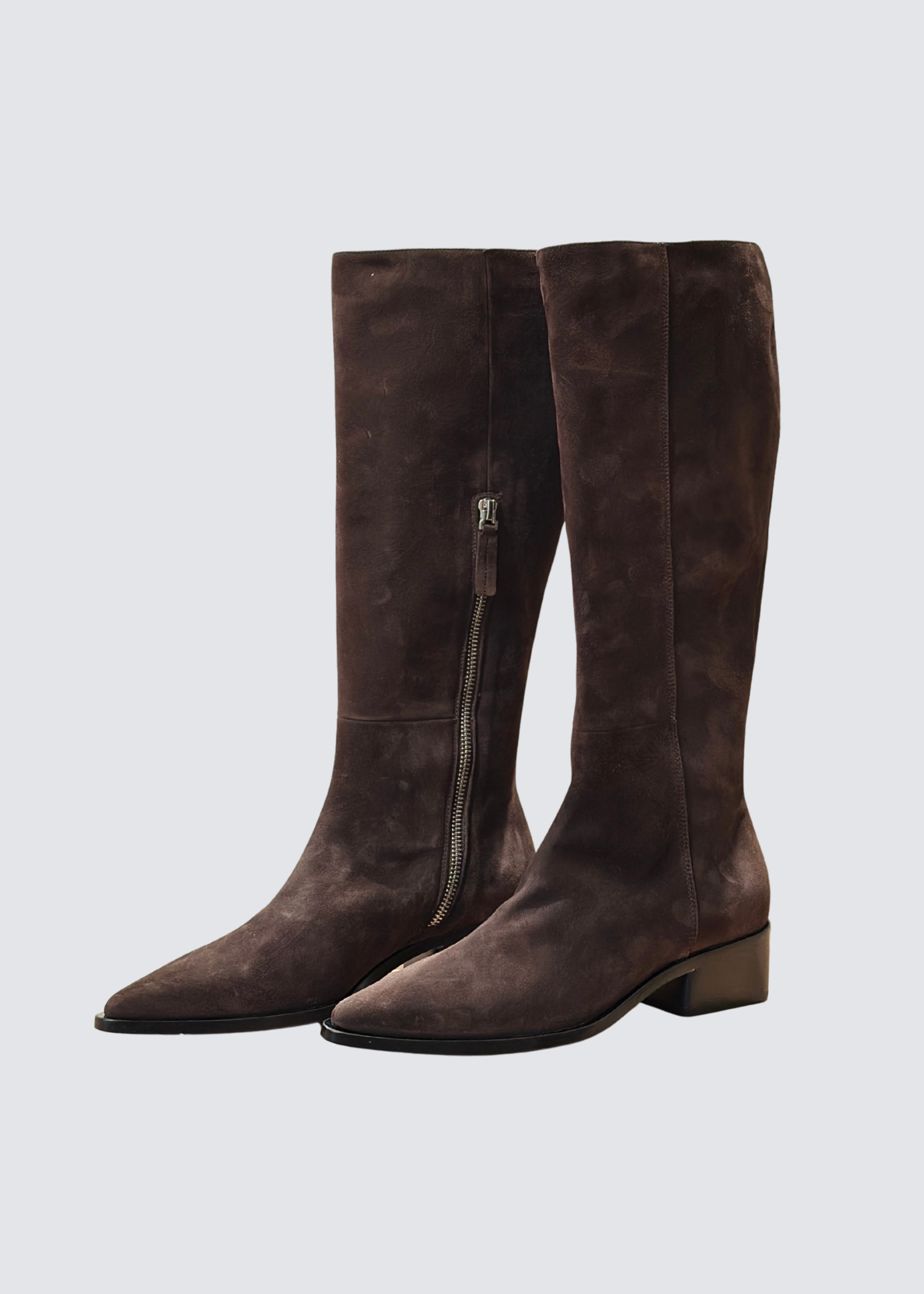 Pomme d'Or Stiefel in braun aus Wildleder mit Reißverschluss an der Seite - Frontalansicht von rechts