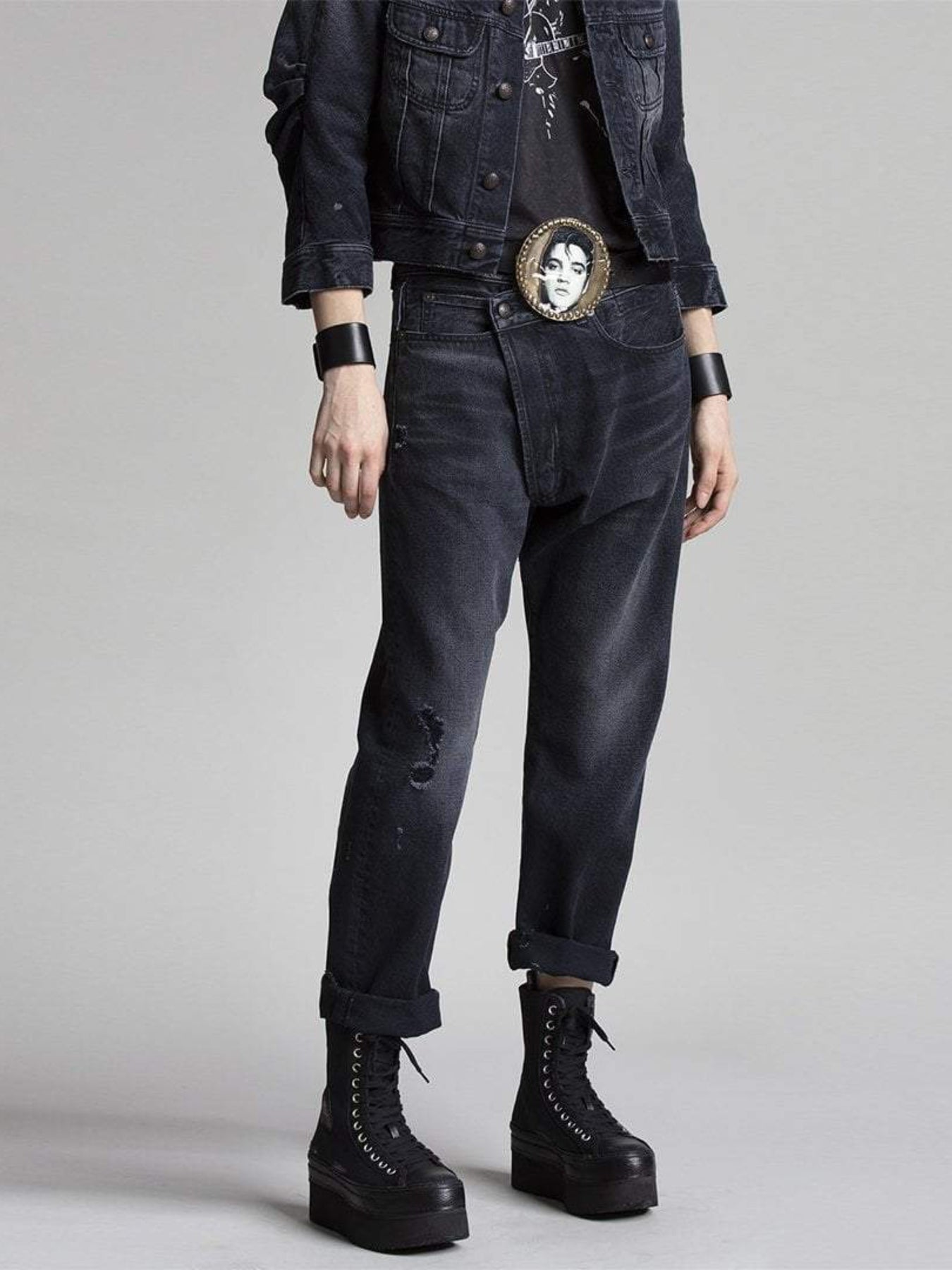 Das Model trägt die R13 Cross Over Jeans in Jake Black.