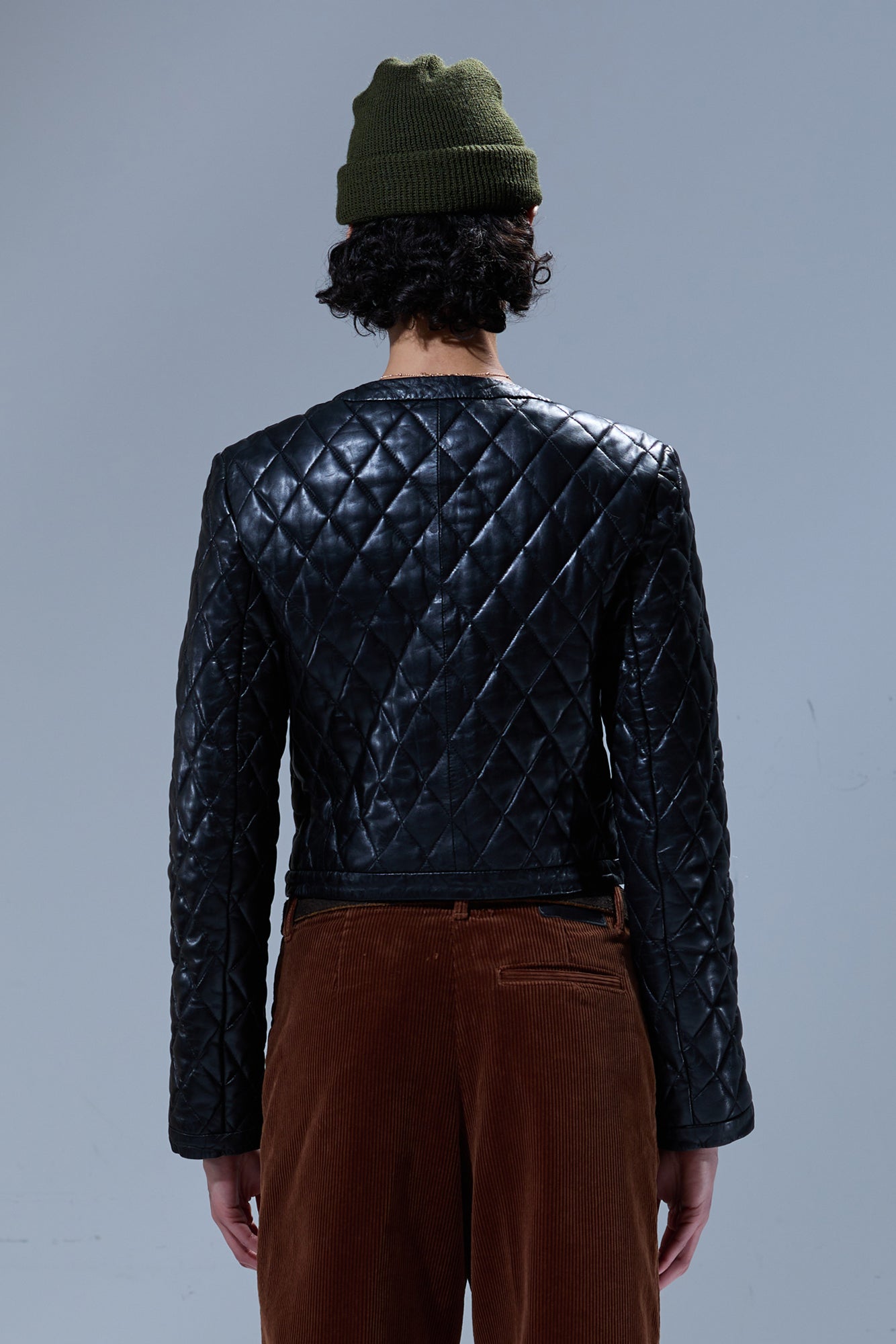 r13 schwarze lederjackemit steppung aus schafsleder - modelfoto von hinten