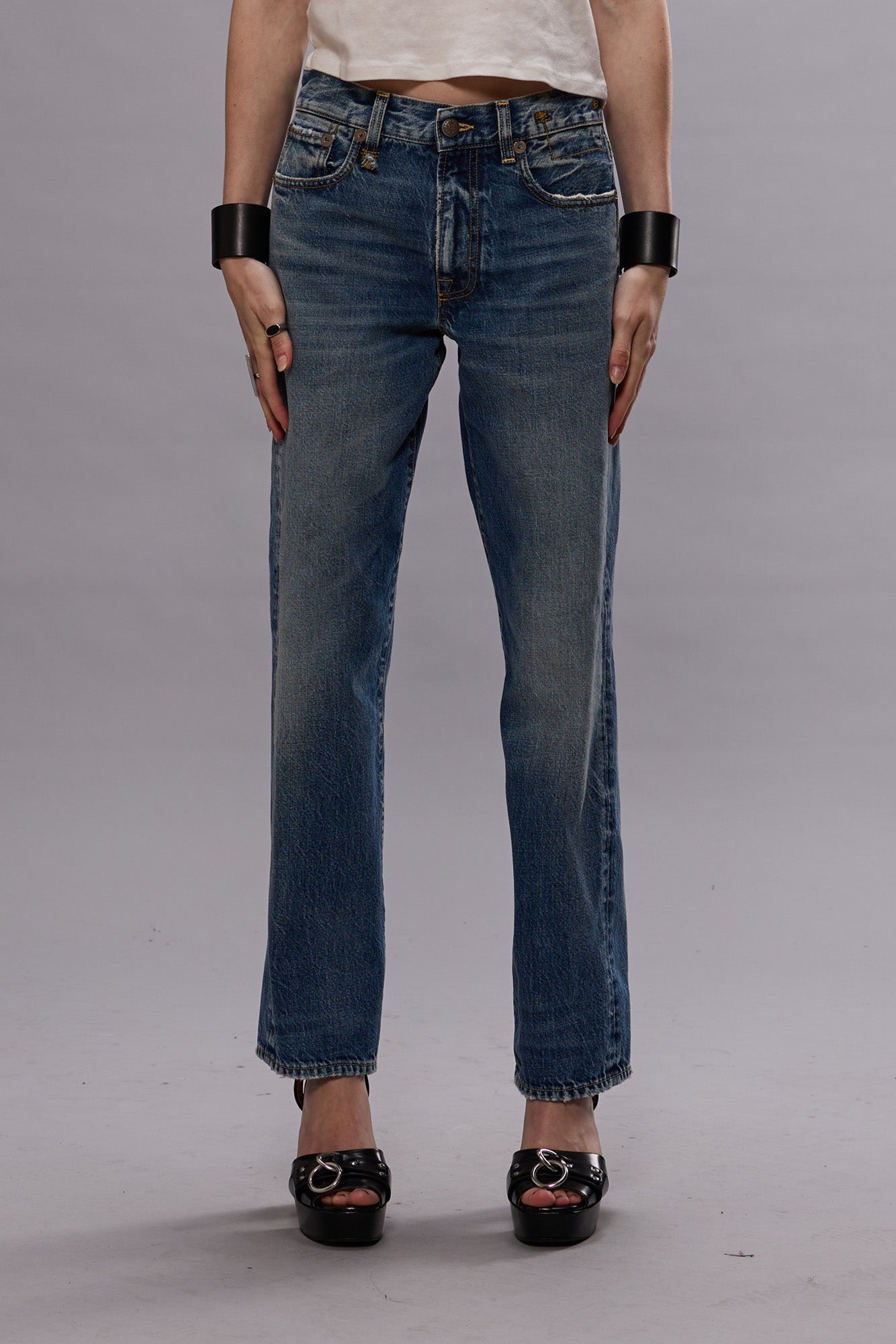 R13 blaue Jeans aus Denim-Baumwolle - Modelfoto von vorn