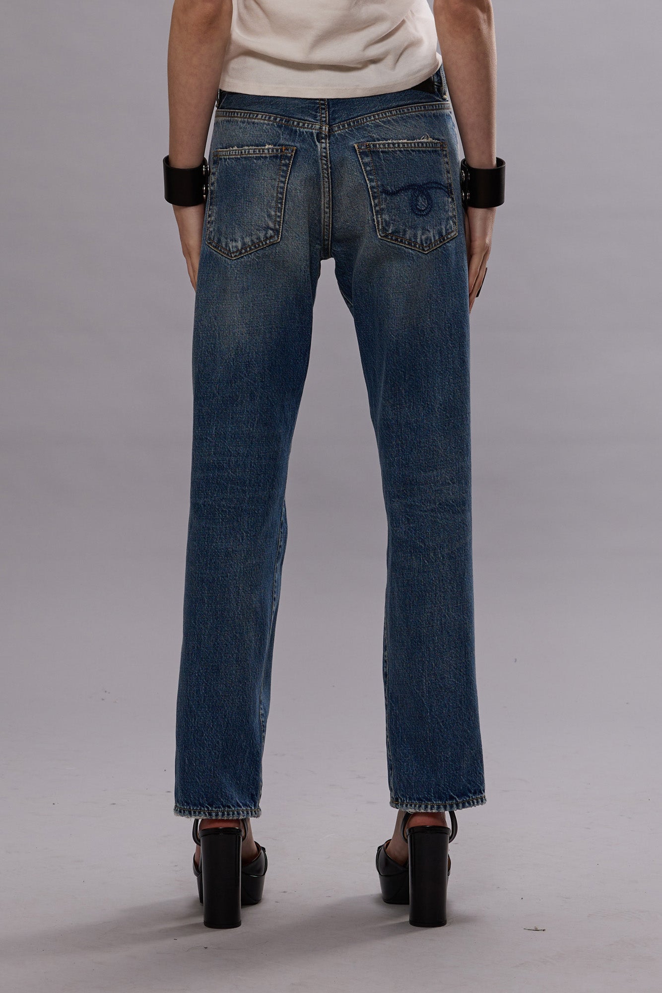 R13 blaue Jeans aus Denim-Baumwolle - Modelfoto von hinten