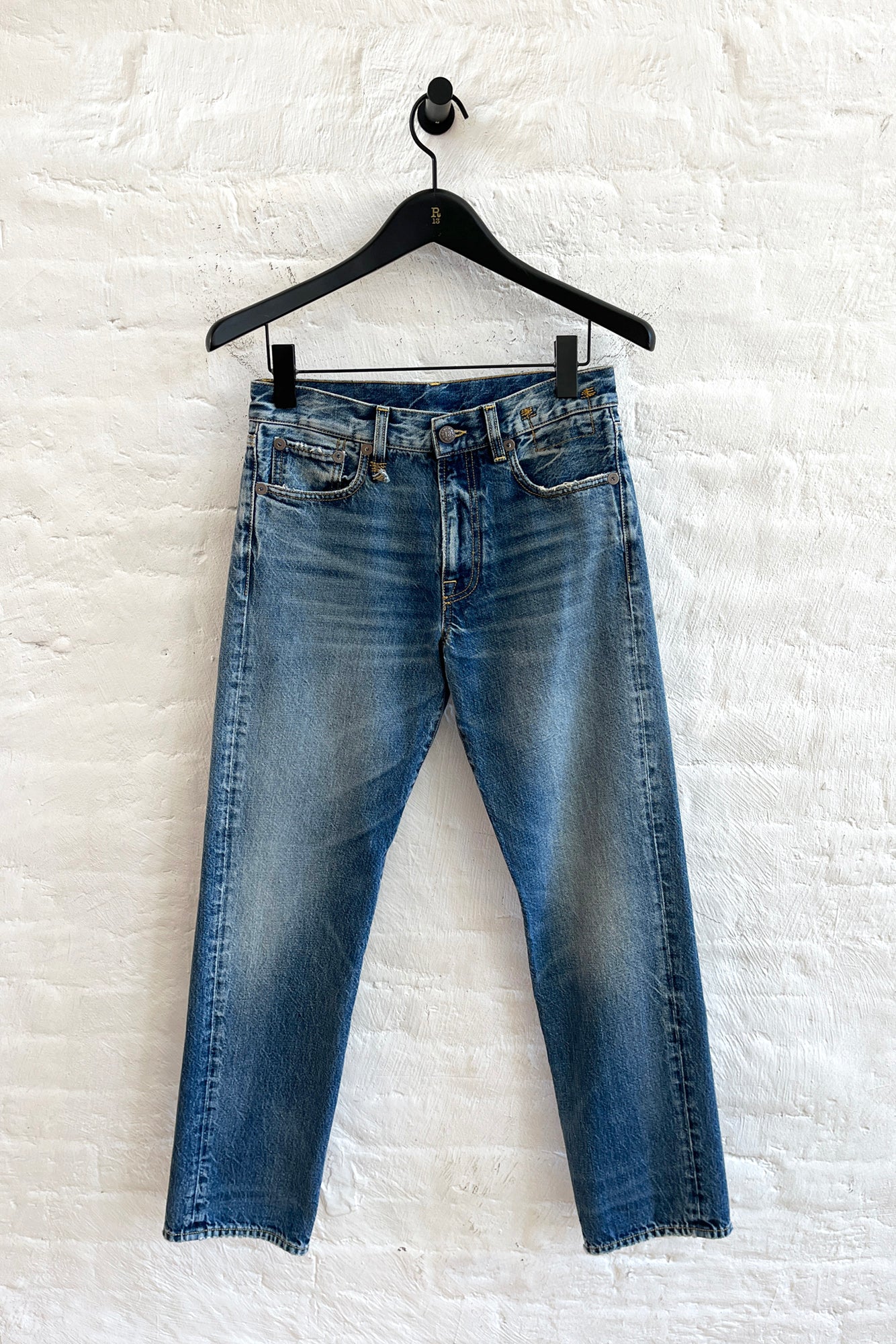R13 blaue Jeans aus Denim-Baumwolle - auf Bügel hängend von vorn