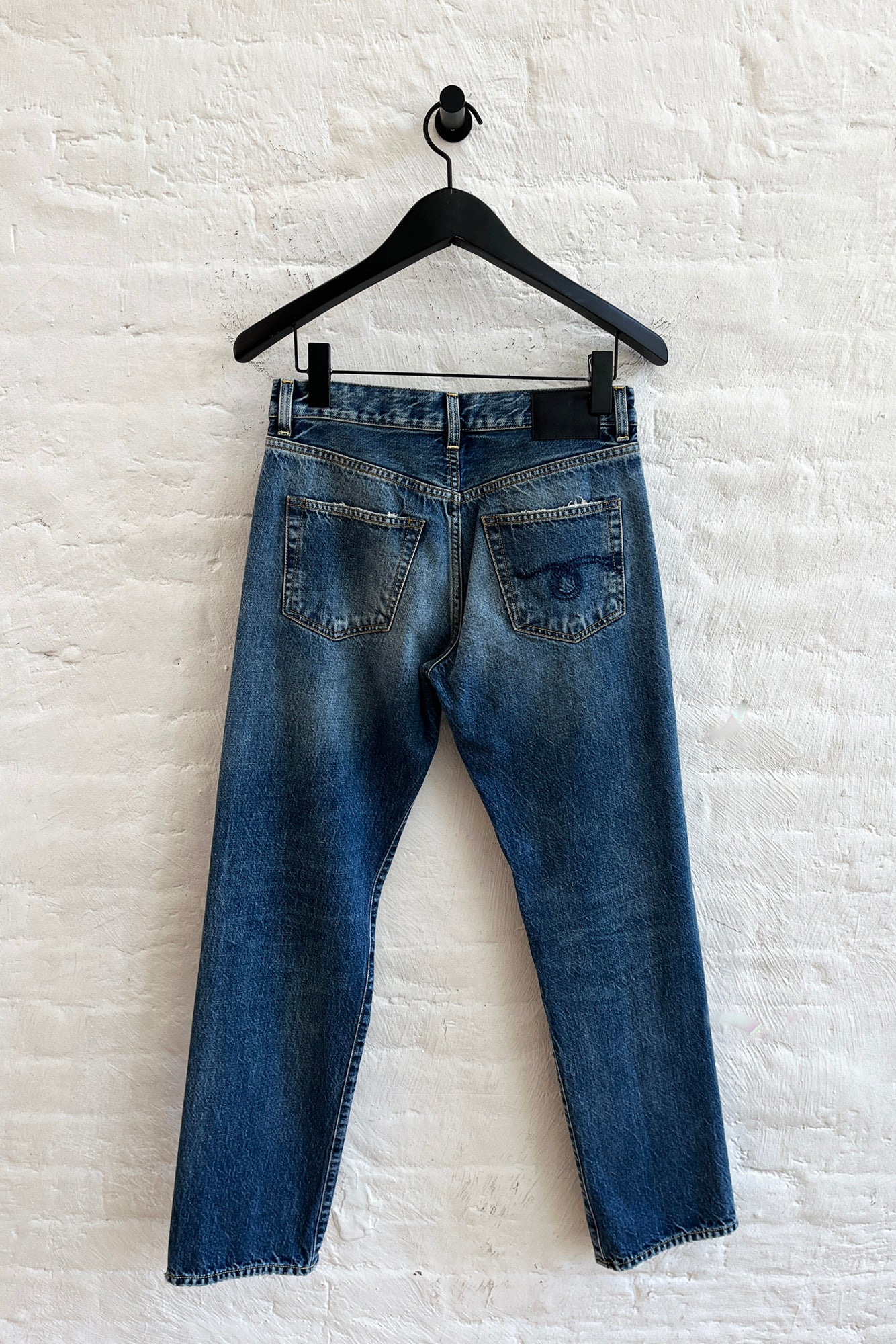 R13 blaue Jeans aus Denim-Baumwolle - auf Bügel hängend von hinten