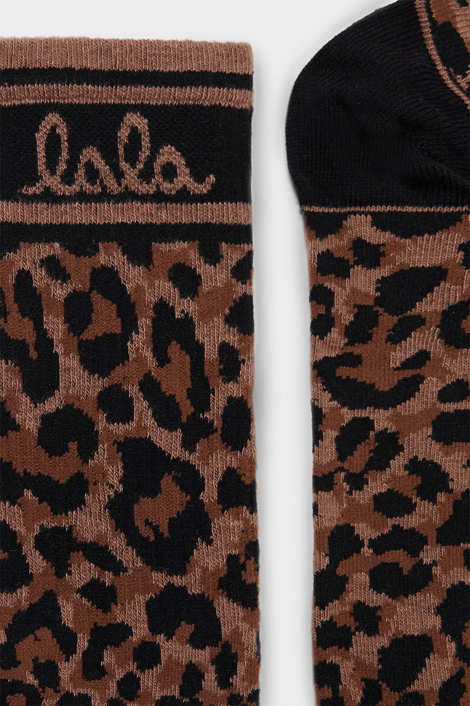 Lala Berlin Sanira Socken in braun mit Leopardenmuster - Detailaufnahme 