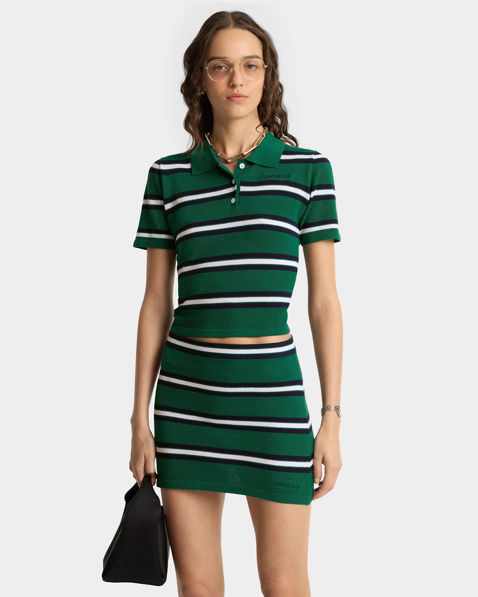 Sporty&Rich grün gestreifter Rock aus Seidengemisch - Modelfoto von vorn