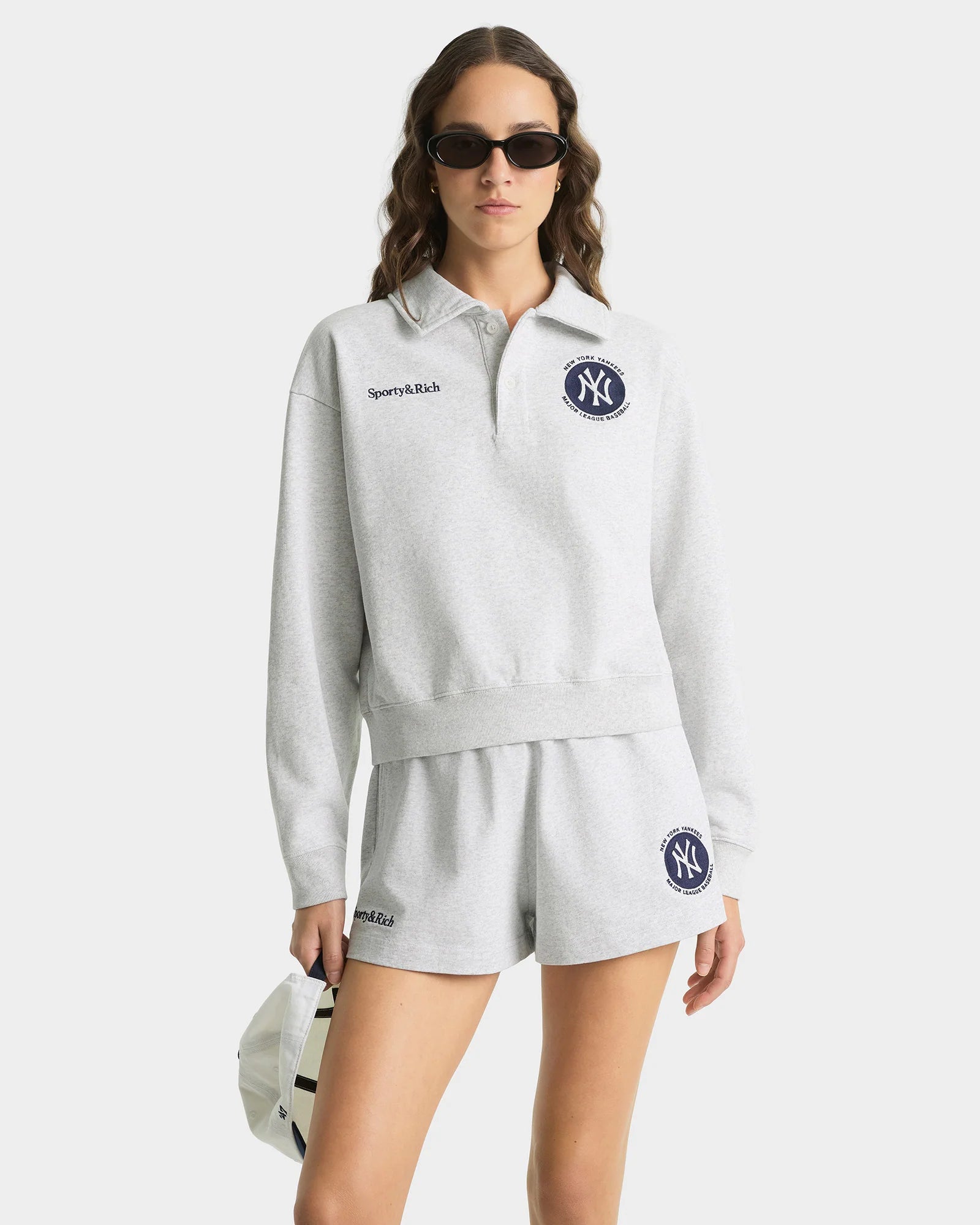 Sporty&Rich graue Shorts aus Baumwolle - Modelfoto