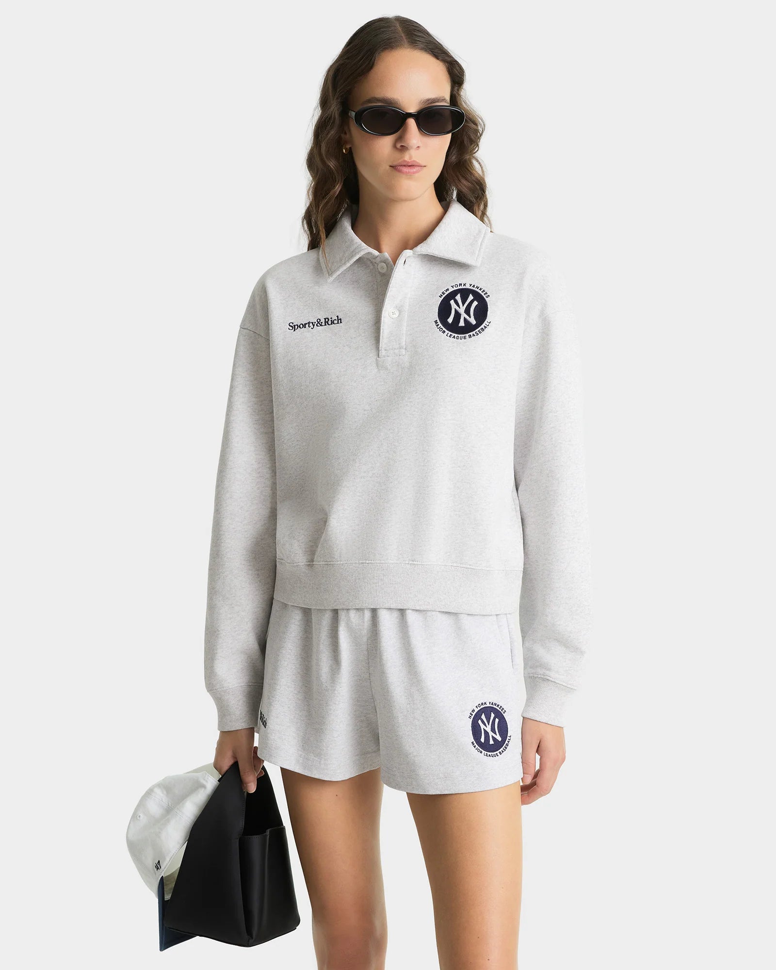 Sporty&Rich graues Sweatshirt aus Baumwolle - Modelfoto von vorn