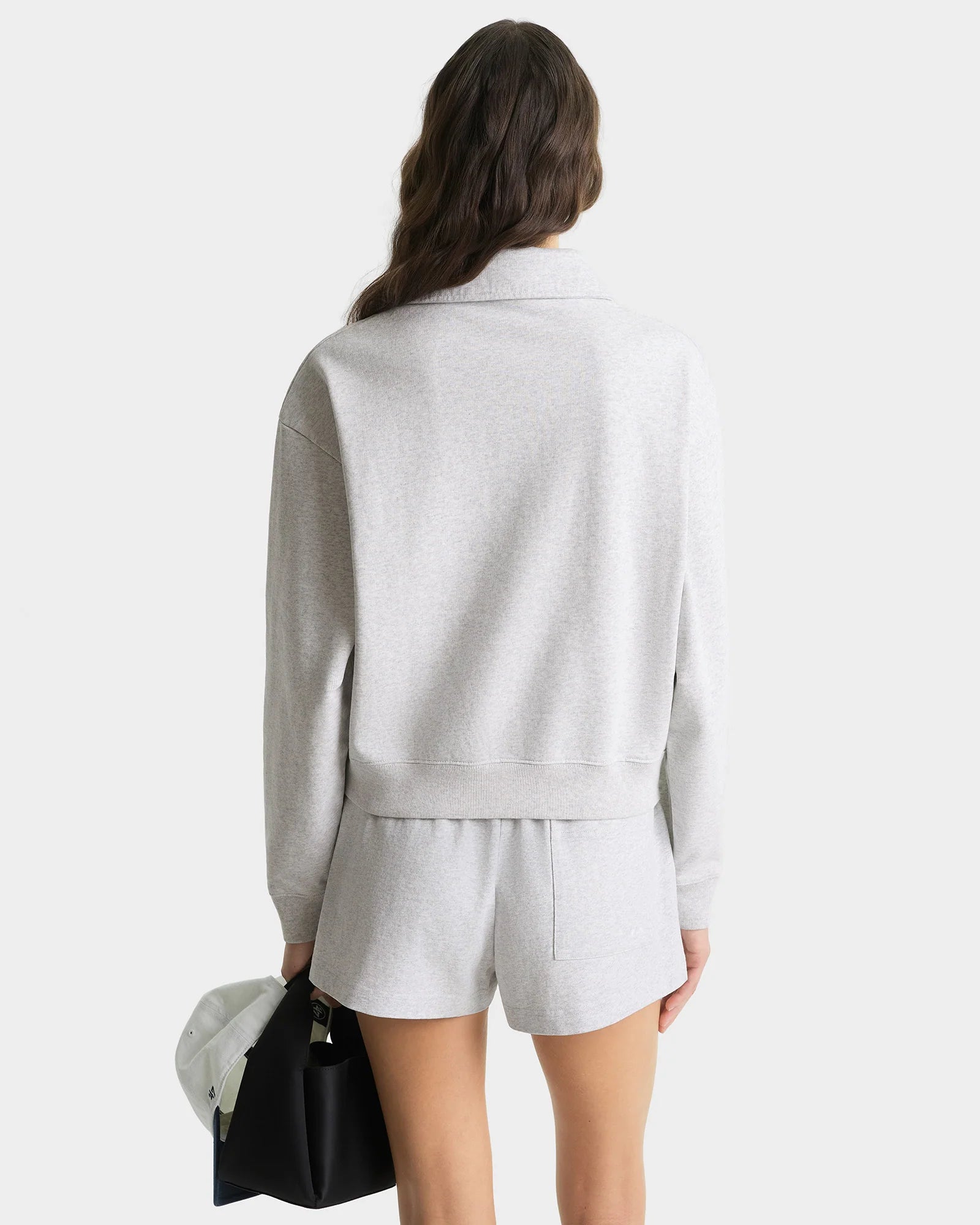 Sporty&Rich graue Shorts aus Baumwolle - Modelfoto von hinten