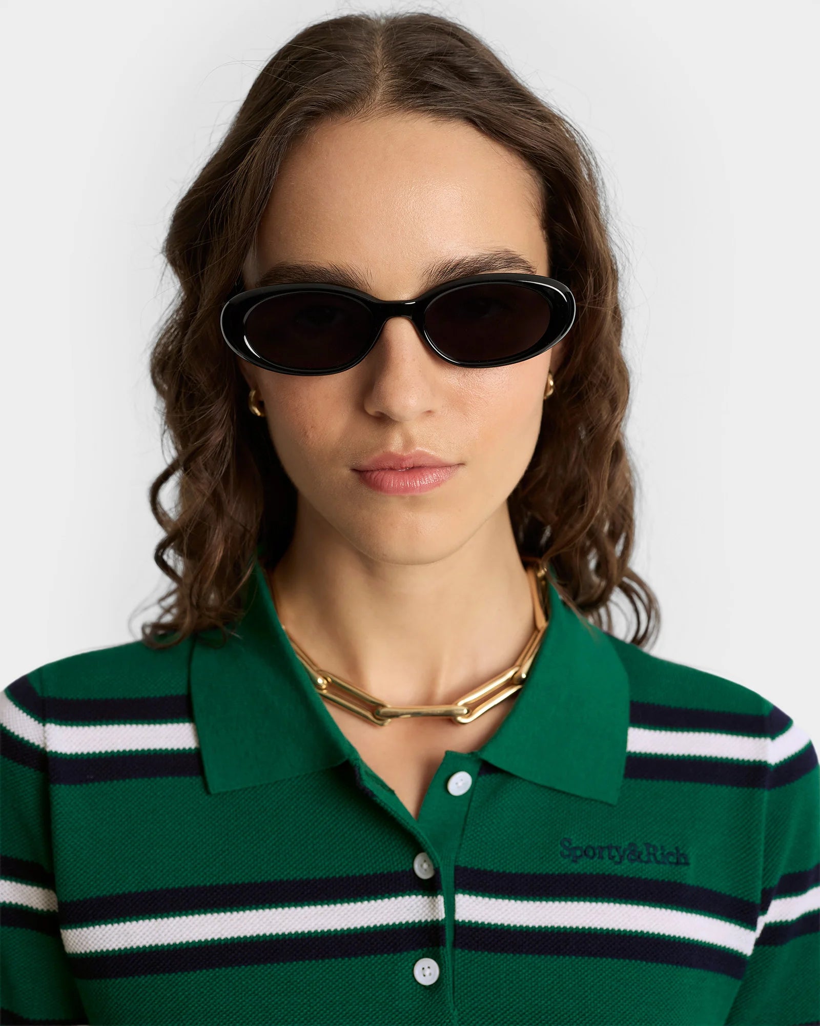 Sporty&Rich grün gestreiftes Polo-Shirt aus Seidengemisch - Modelfoto Detailansicht Kragen 