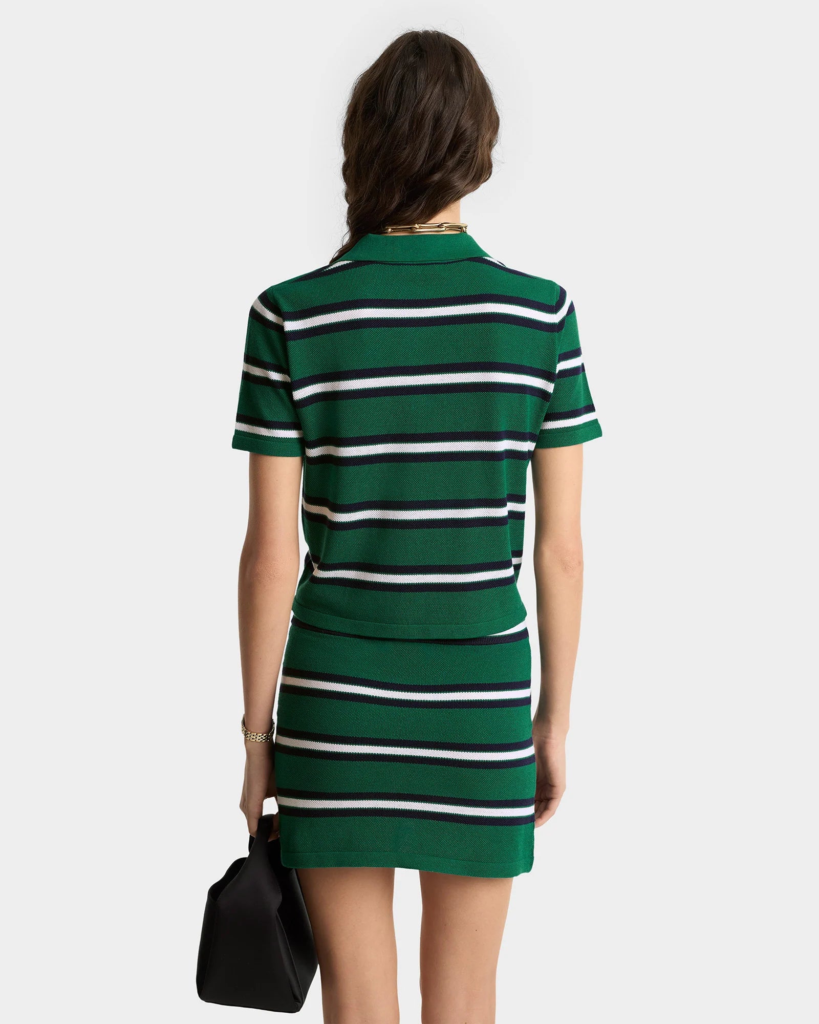 Sporty&Rich grün gestreiftes Polo-Shirt aus Seidengemisch - Modelfoto von hinten