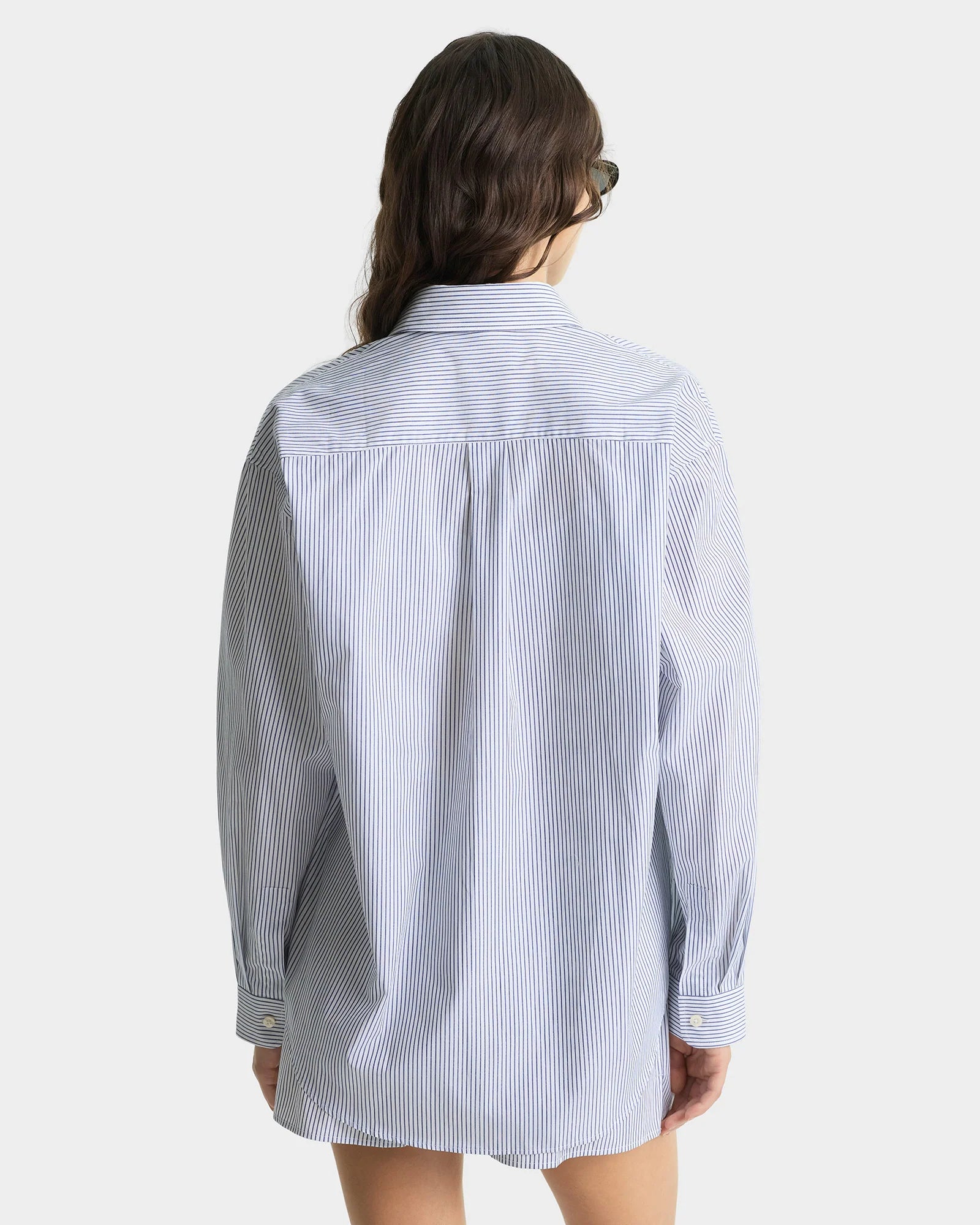 Sporty & Rich blau gestreiftes Hemd aus Baumwolle - Modelfoto von hinten