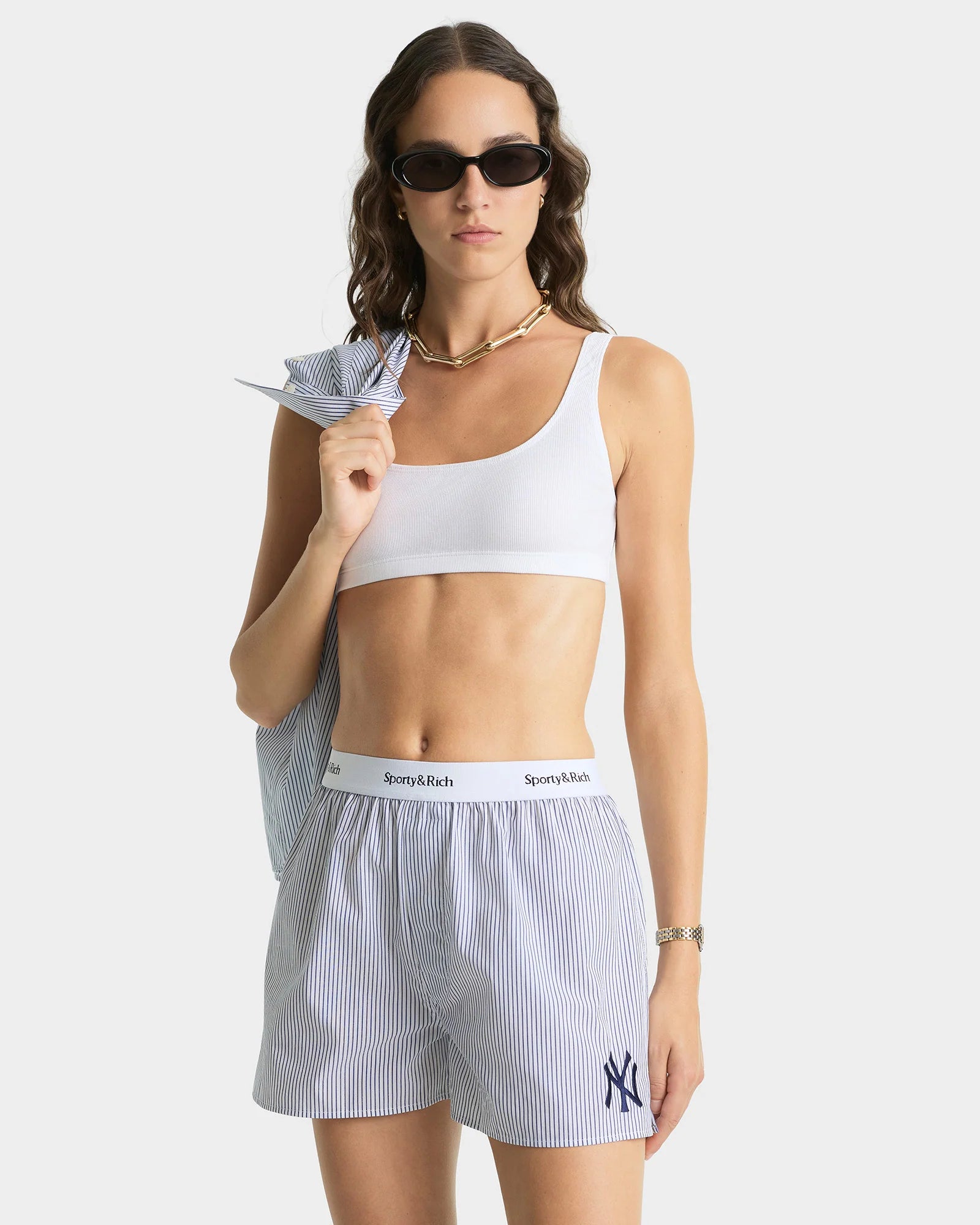 Sporty & Rich blau gestreifte Shorts aus Baumwolle - Modelfoto von vorn 