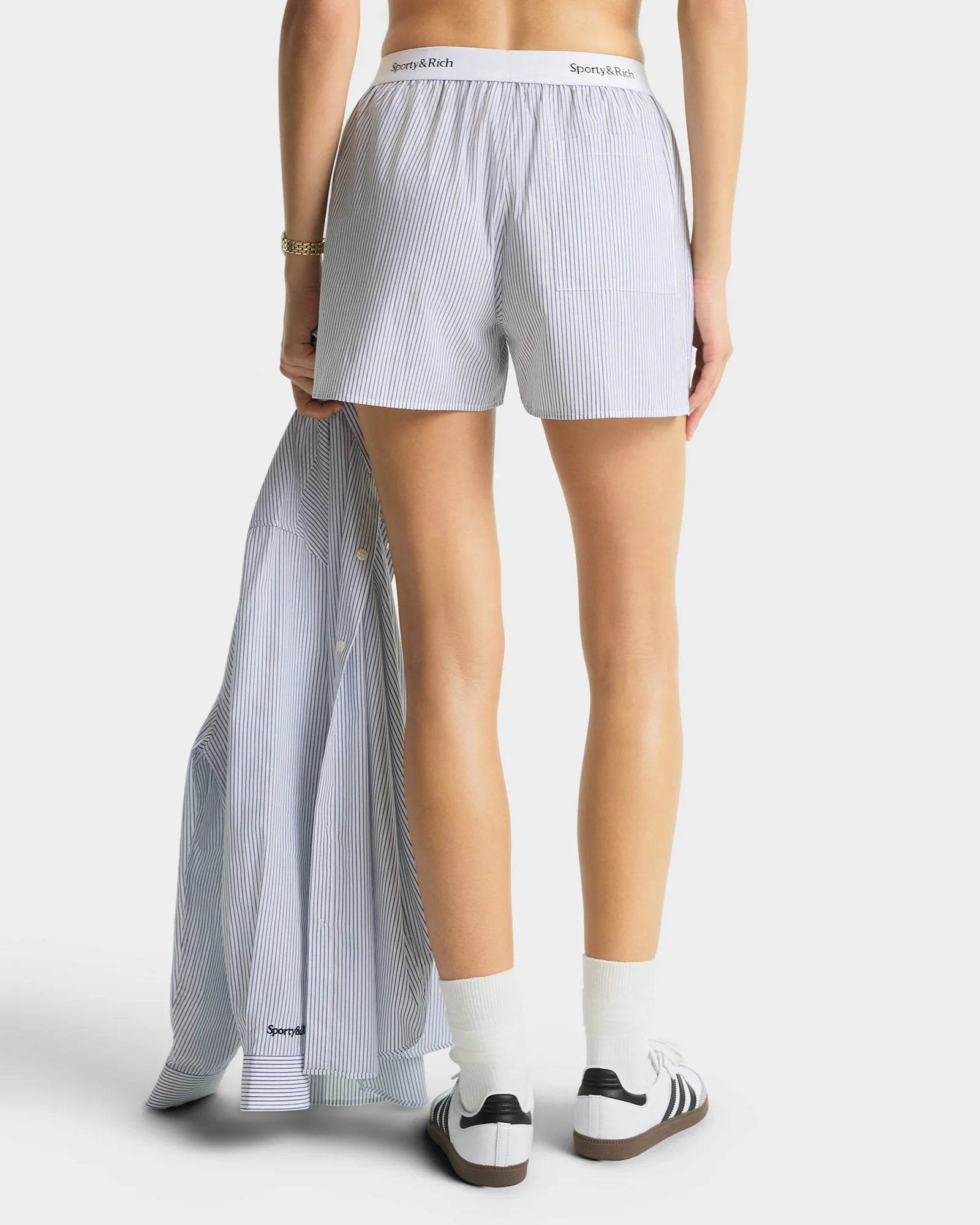 Sporty & Rich blau gestreifte Shorts aus Baumwolle - Modelfoto von hinten