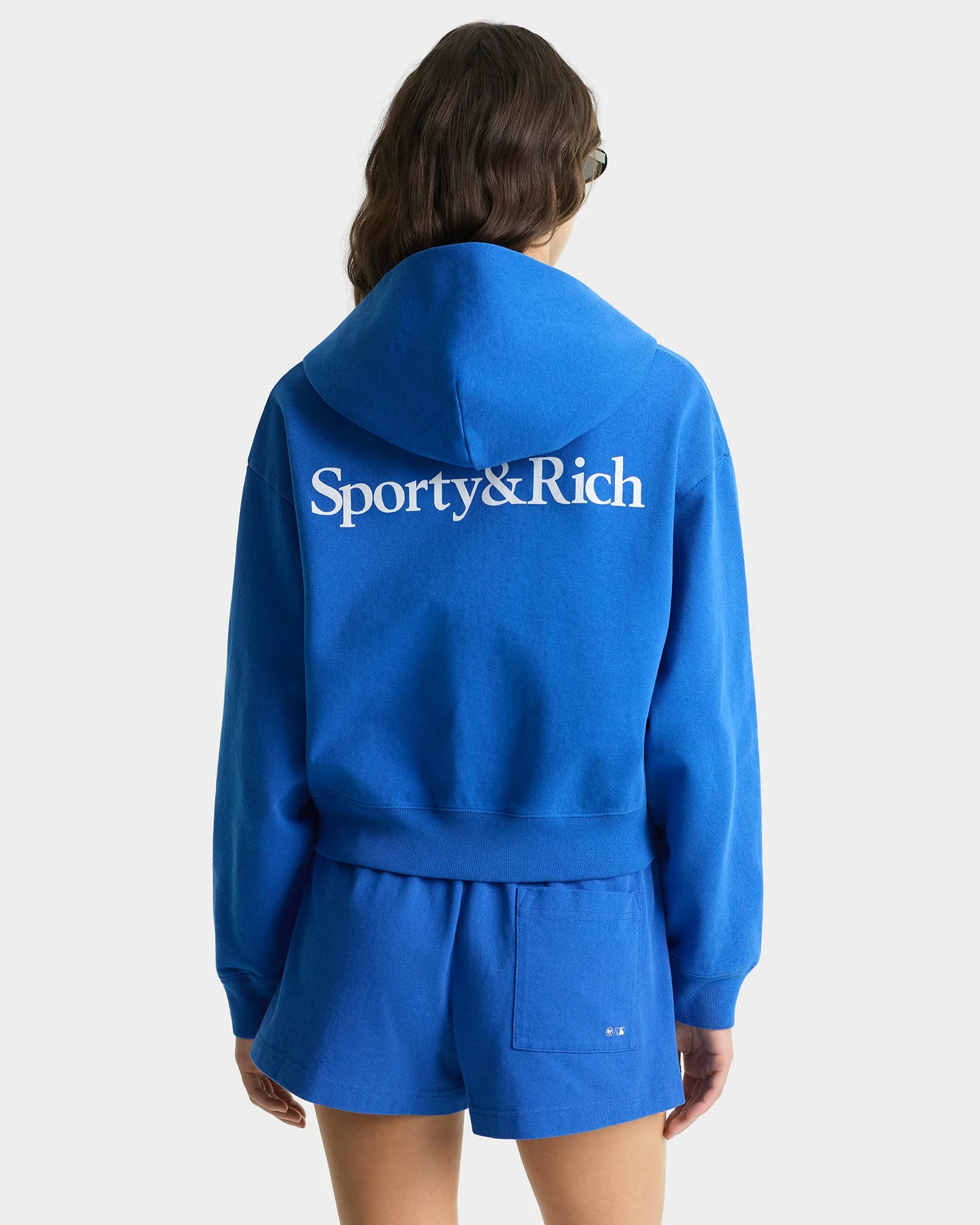 Sporty&Rich blaue Kapuzenjacke aus Baumwolle - Modelfoto von hinten