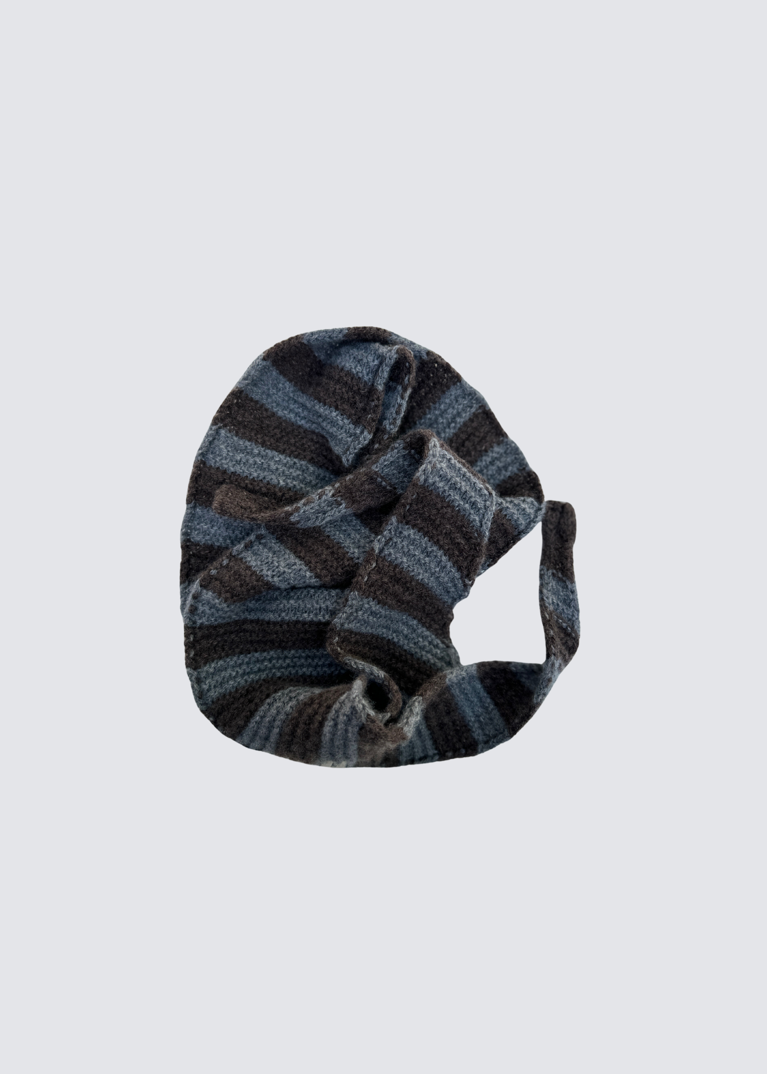 Gestrickter schmaler Schal in Braun und Grau. Spitz zulaufend. Dezentes Studio 1893 Logo am Ende des Schals. Flatshot, gewickelter Schal.