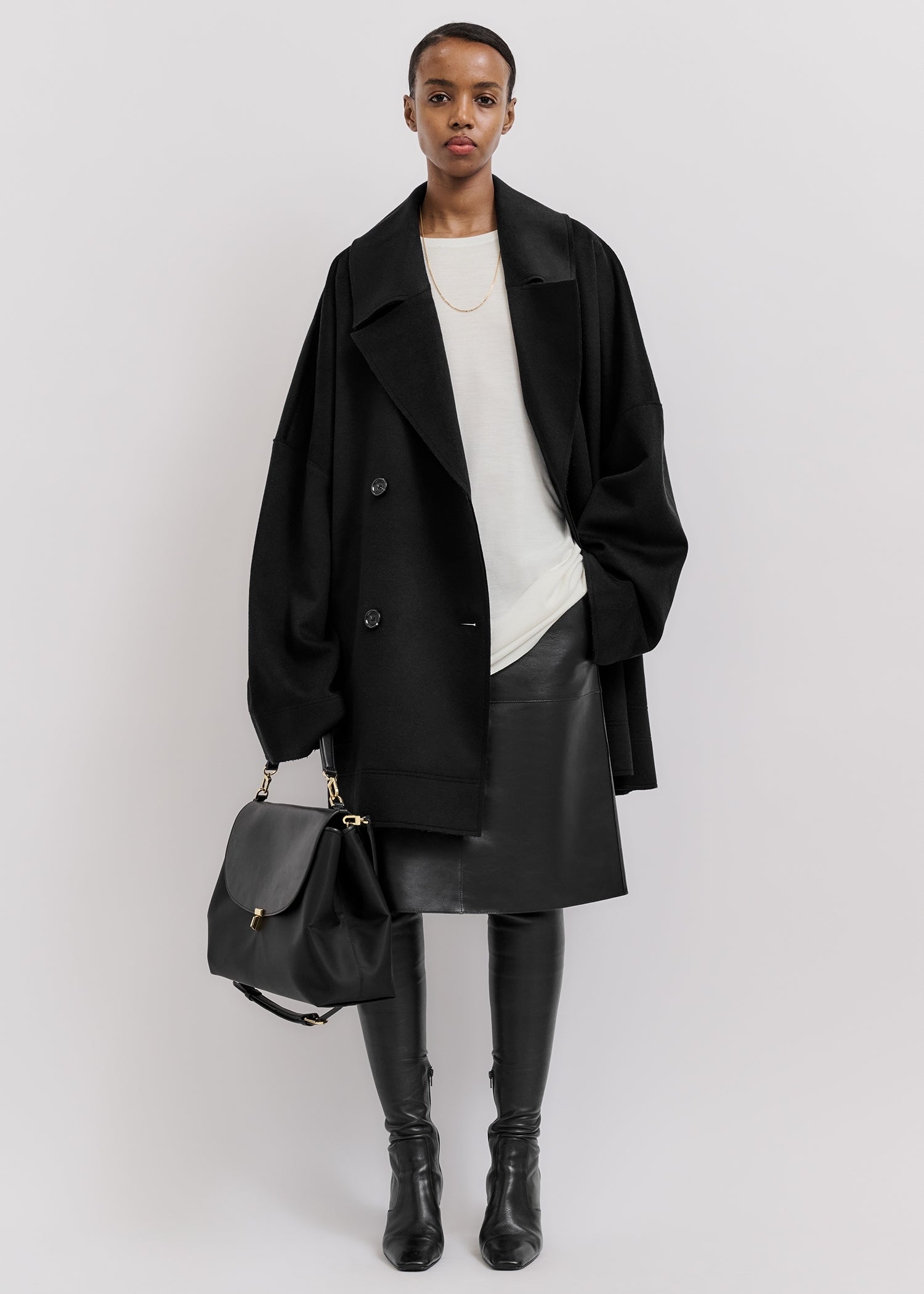 toteme schwarze Jacke im caban-sytle aus Wollgemisch - modelfoto von vorn