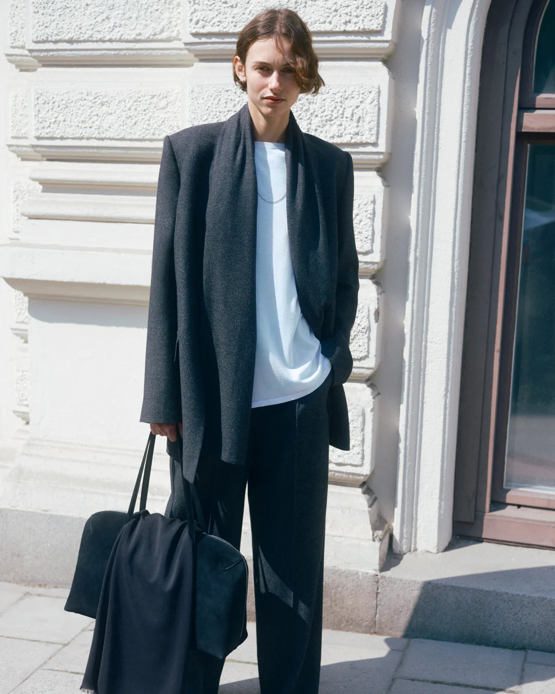 toteme dunkelgrauer Blazer aus viskose-flannel-material - Modelbild draußen 