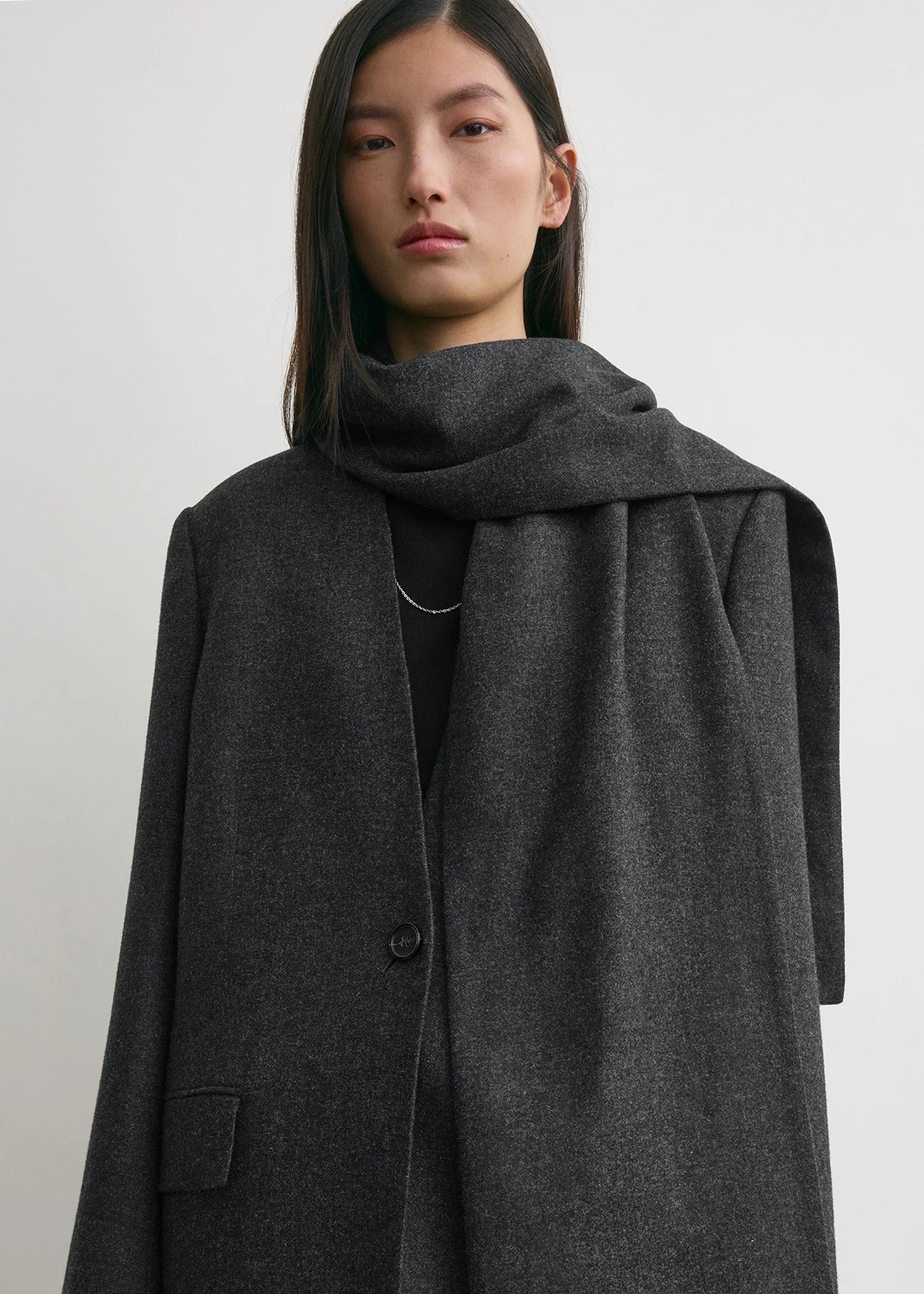 toteme dunkelgrauer Blazer aus viskose-flannel-material - modelbild dreiviertelansicht