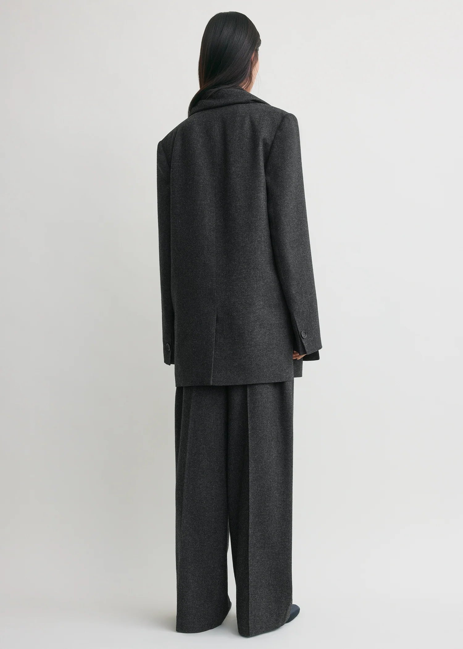 toteme dunkelgrauer Blazer aus viskose-flannel-material - modelbild dreiviertelansicht von hinten